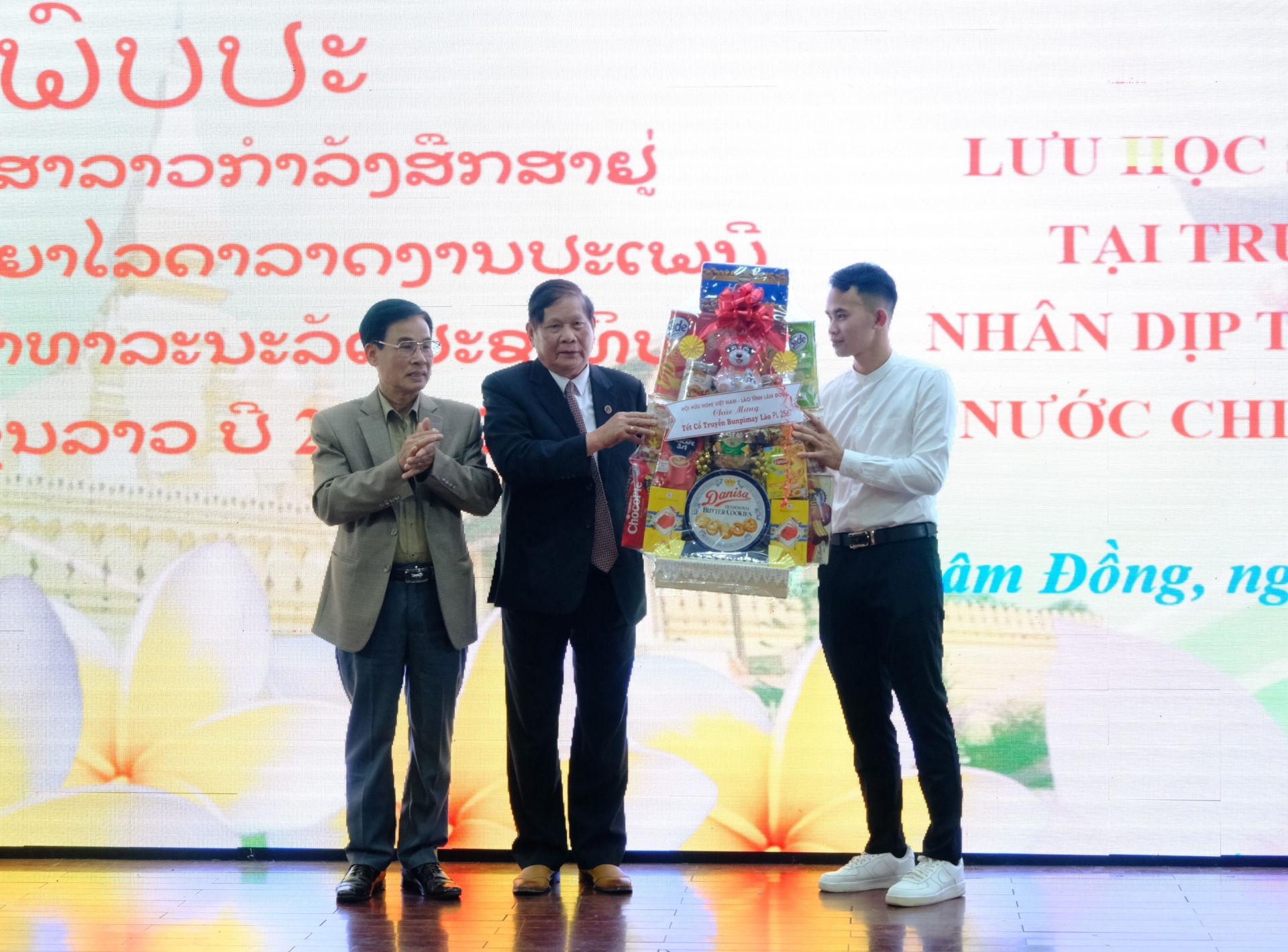 Hội Hữu nghị Việt Nam - Lào tỉnh Lâm Đồng tặng quà chúc mừng năm mới cho lưu học sinh Lào