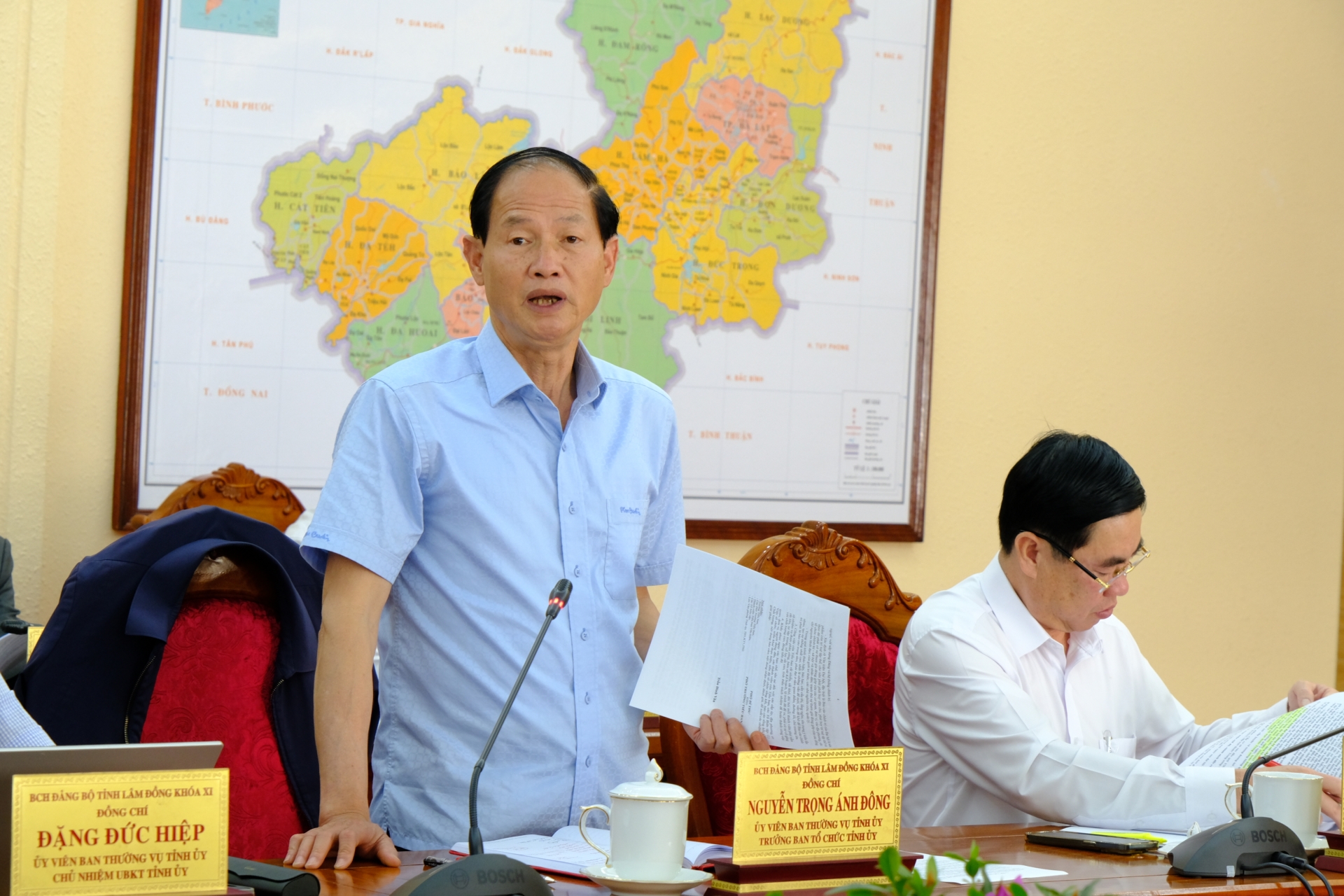 Đồng chí Nguyễn Trọng Ánh Đông - Ủy viên BTV, Trưởng Ban Tổ chức Tỉnh ủy phát biểu ý kiến về tình hình thực hiện nhiệm vụ của Tổ biên tập Tổng kết công tác xây dựng Đảng và thi hành Điều lệ Đảng