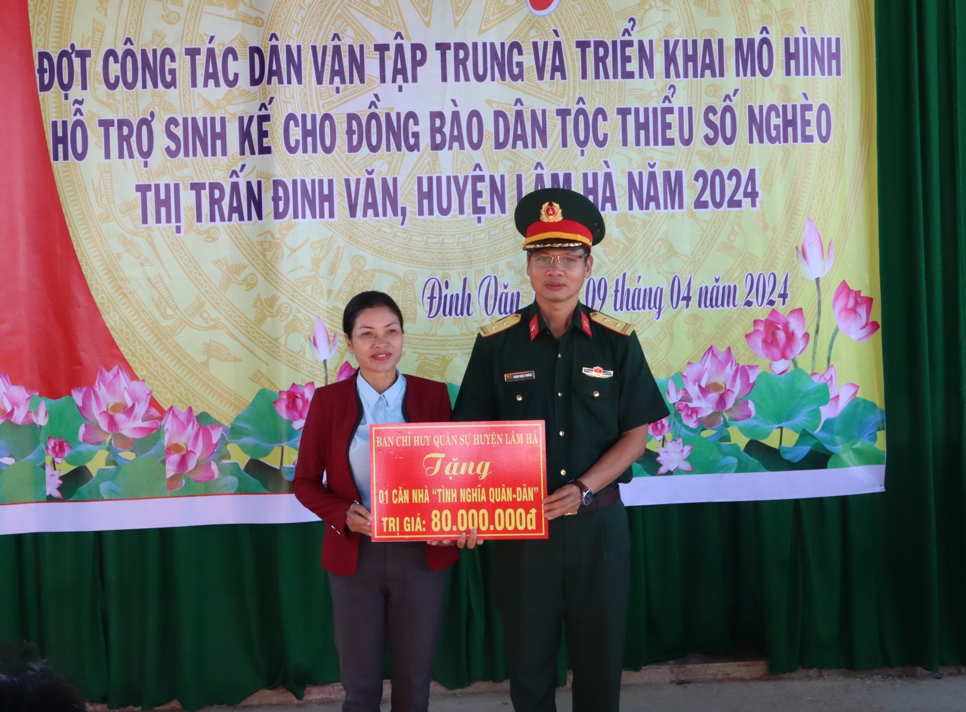 Thượng tá Cao Xuân Dưỡng - Phó Chủ nhiệm chính trị Bộ Chỉ huy Quân sự tỉnh trao tặng 1 căn nhà cho hộ nghèo