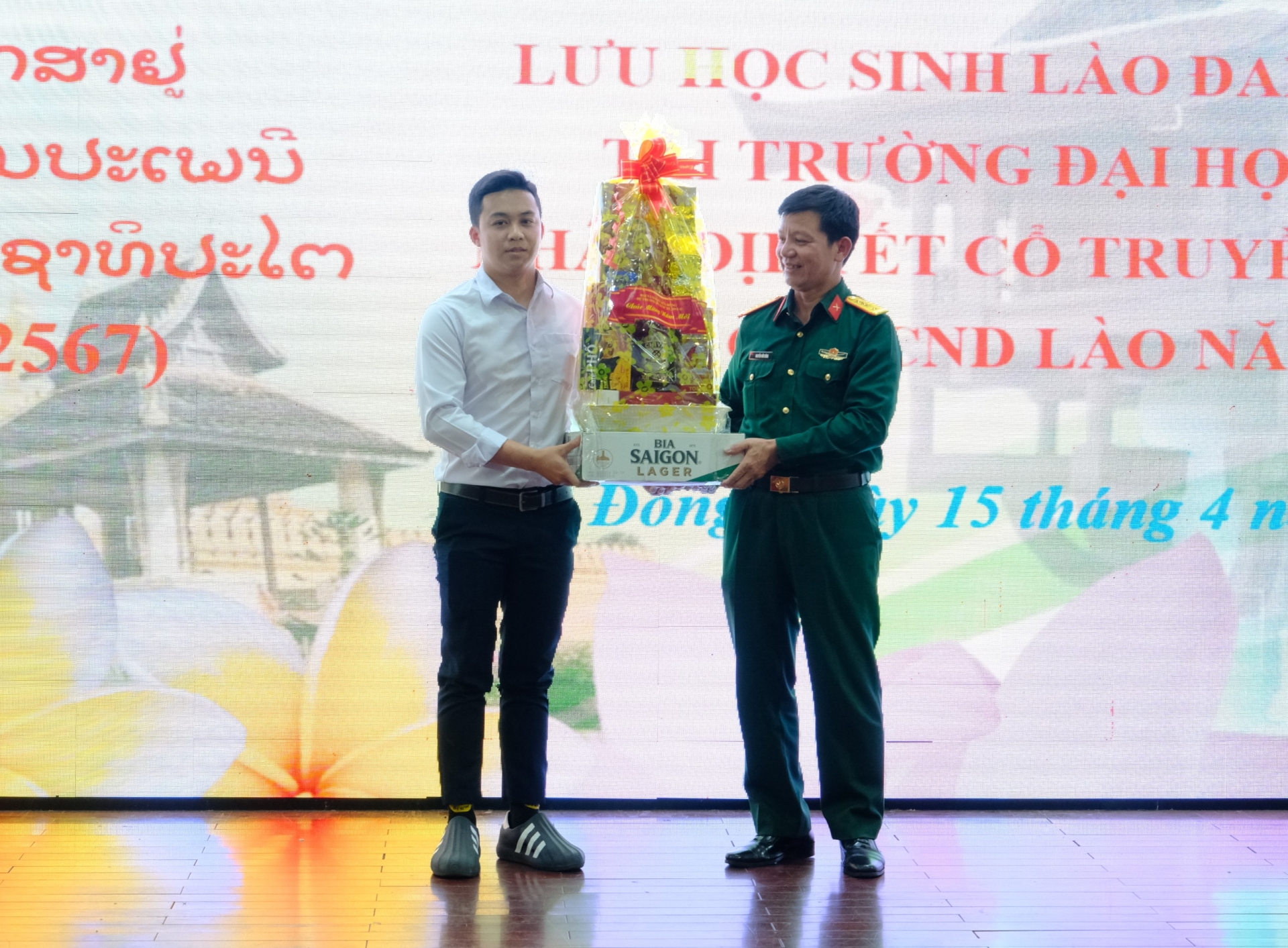 Học viện Lục quân tặng quà chúc mừng năm mới cho lưu học sinh Lào
