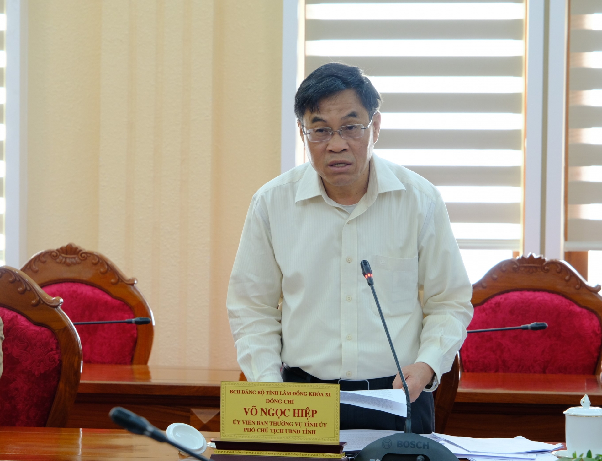 Đồng chí Võ Ngọc Hiệp - Ủy viên BTV, Phó Chủ tịch UBND tỉnh phát biểu ý kiến về tình hình thực hiện nhiệm vụ của Tổ biên tập Tổng kết kinh tế - xã hội