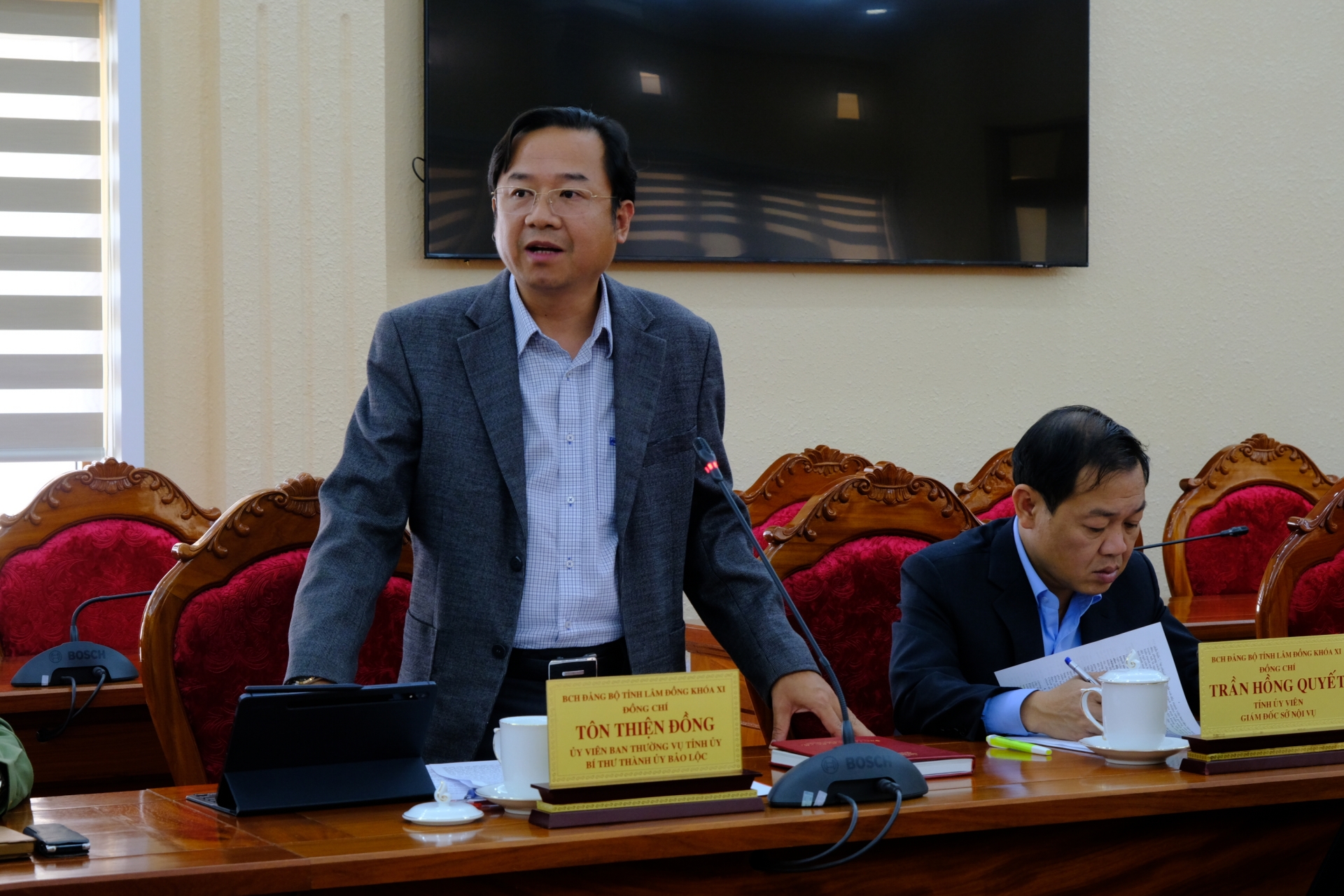 Đồng chí Tôn Thiện Đồng - Ủy viên BTV Tỉnh ủy, Bí thư Thành ủy Bảo Lộc góp ý dự thảo Chỉ thị