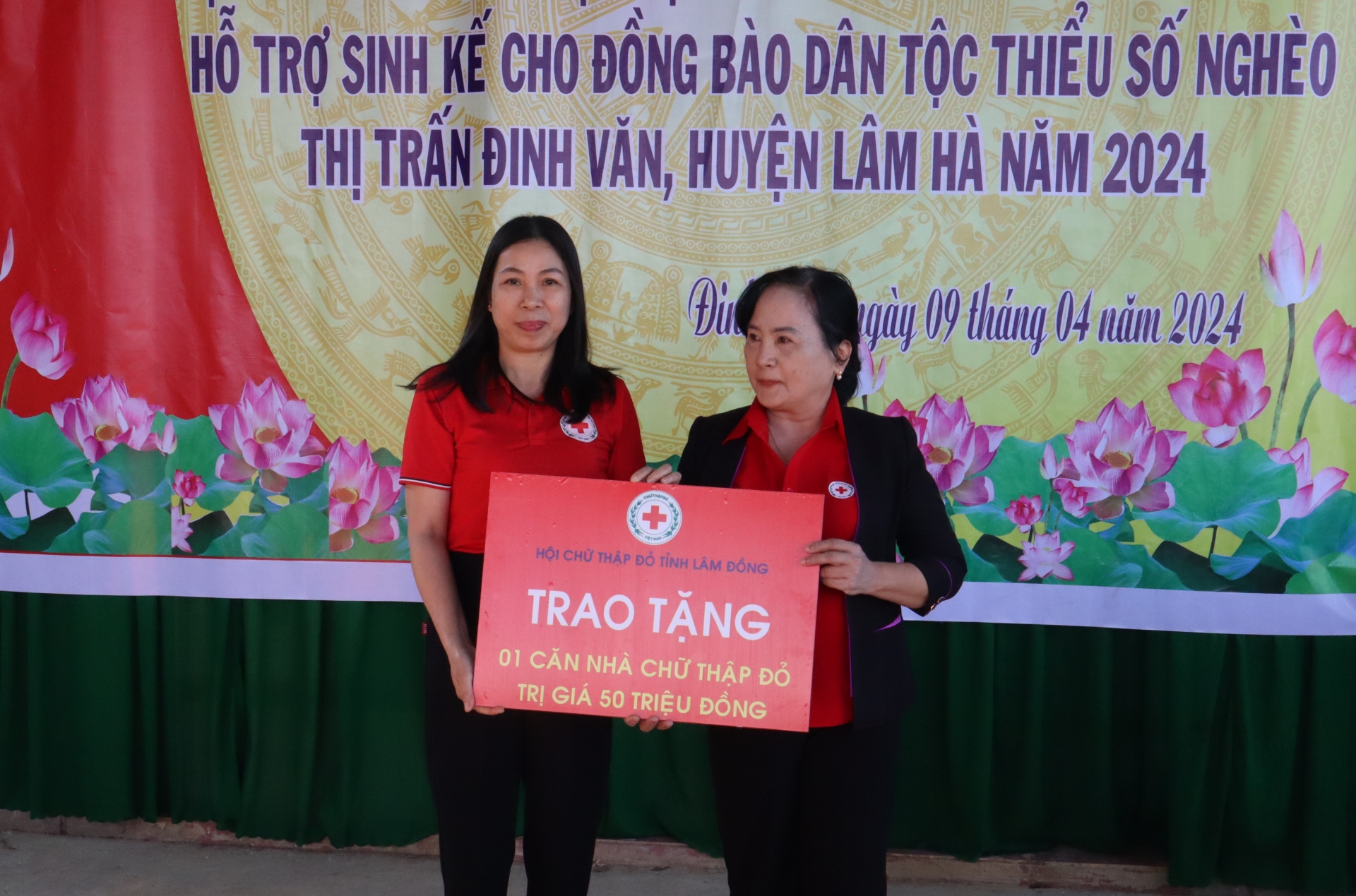 Bà Nguyễn Thị Hà - Phó Chủ tịch Hội Chữ thập đỏ tỉnh trao tặng 1 căn nhà cho hộ nghèo