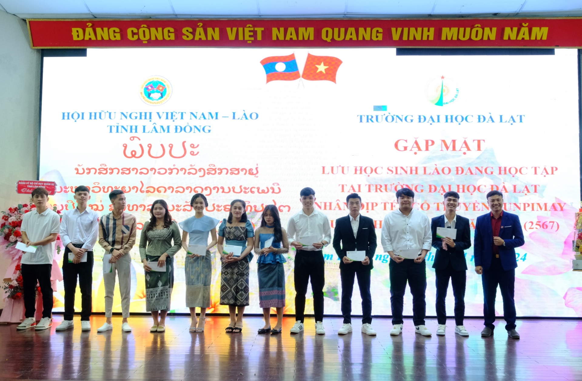 Trao quà của Đảng ủy - Ban Giám hiệu Trường Đại học Đà Lạt cho các lưu học sinh Lào