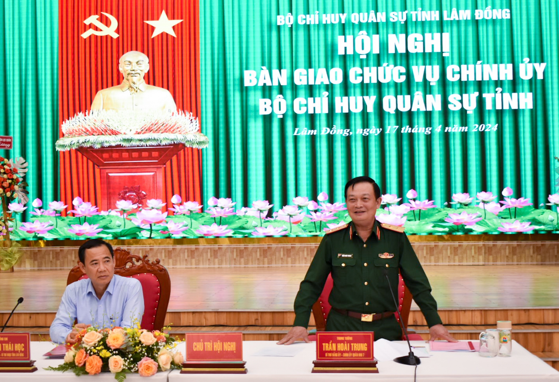 Trung tướng Trần Hoài Trung, Bí thư Đảng ủy, Chính ủy Quân khu 7 phát biểu tại hội nghị 