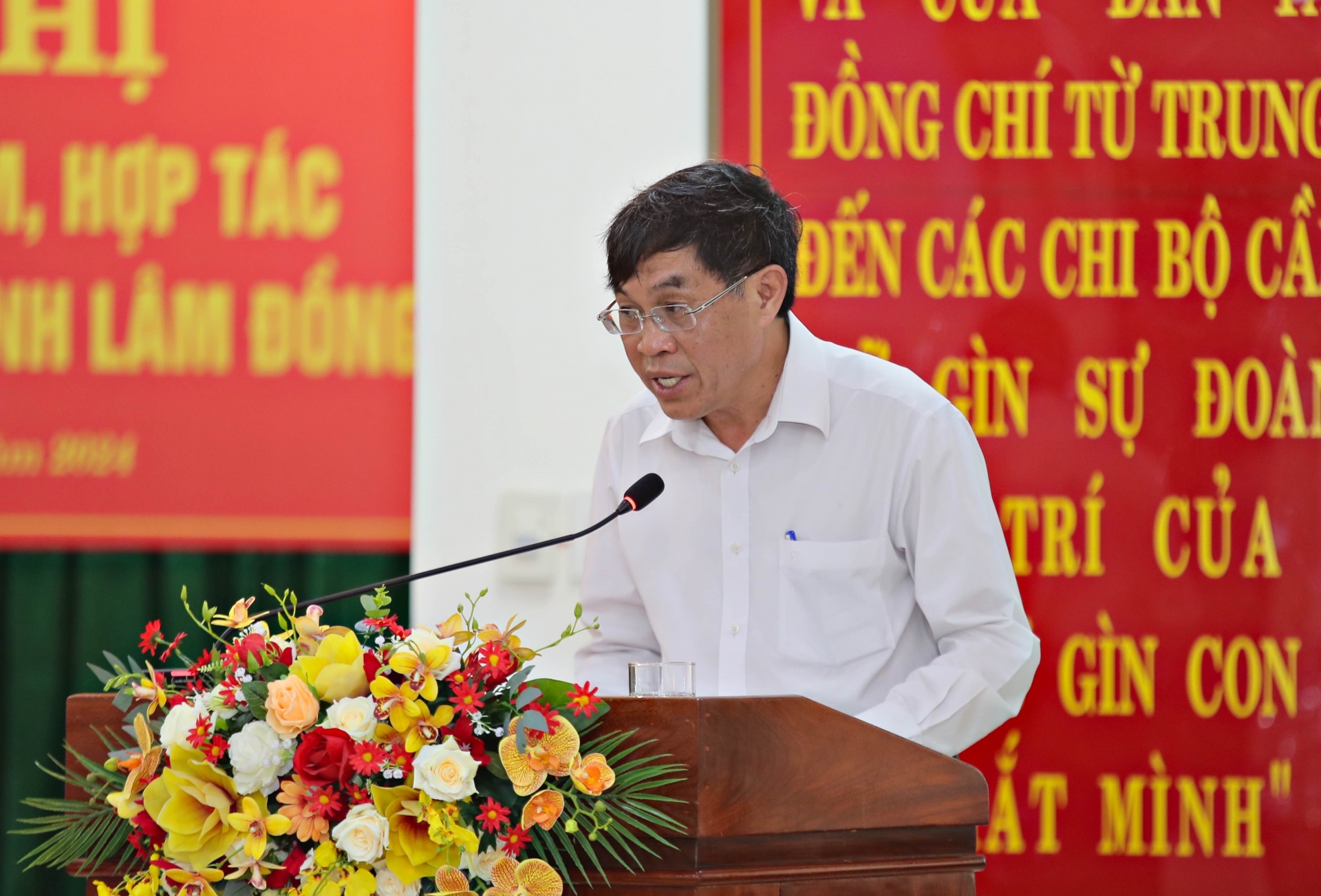 Đồng chí Võ Ngọc Hiệp, Phó Chủ tịch UBND tỉnh Lâm Đồng báo cáo tình hình hợp tác giữa hai địa phương thời gian qua