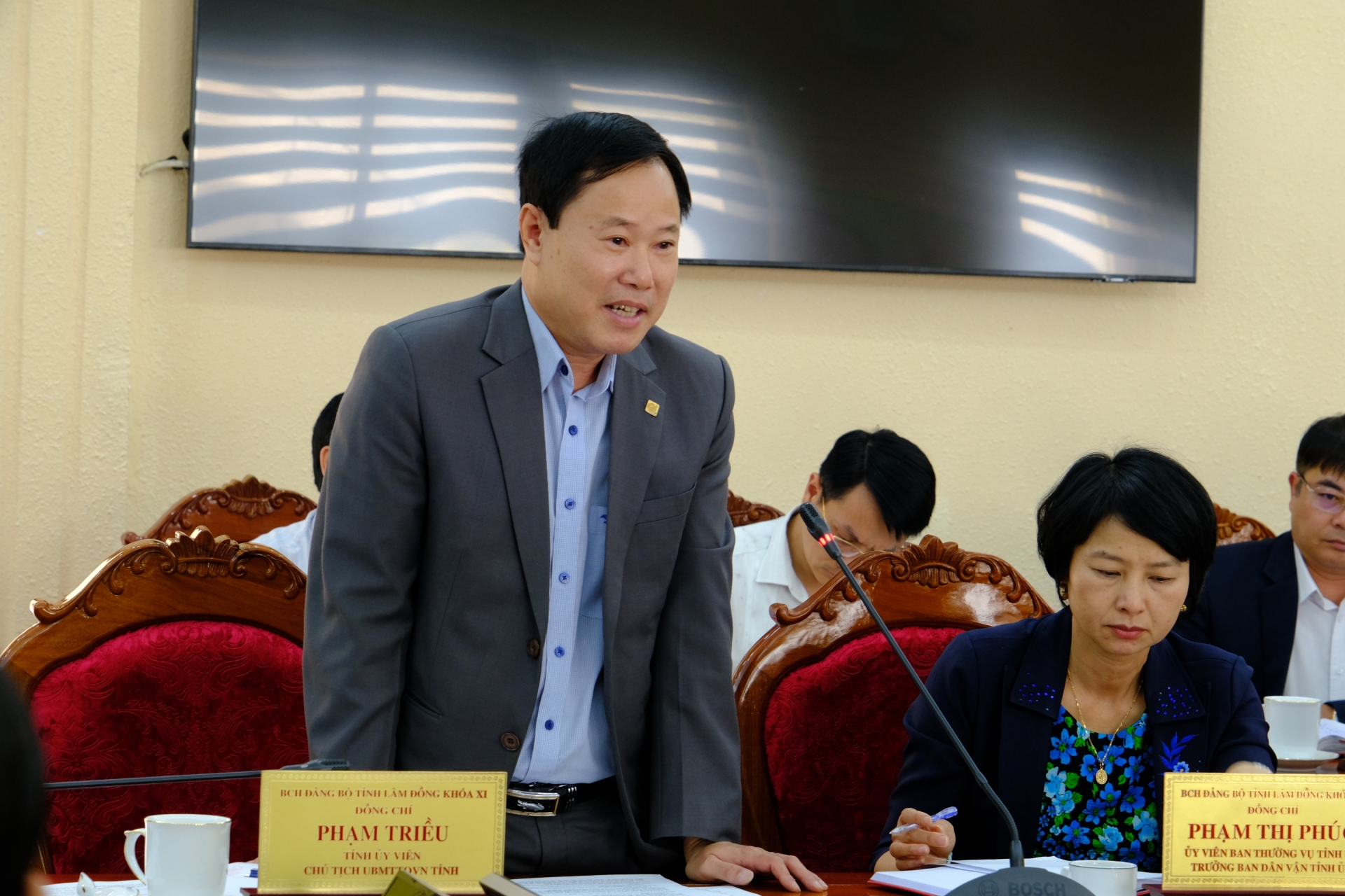 Đồng chí Phạm Triều - Chủ tịch Ủy ban MTTQ phát biểu ý kiến tại phiên họp