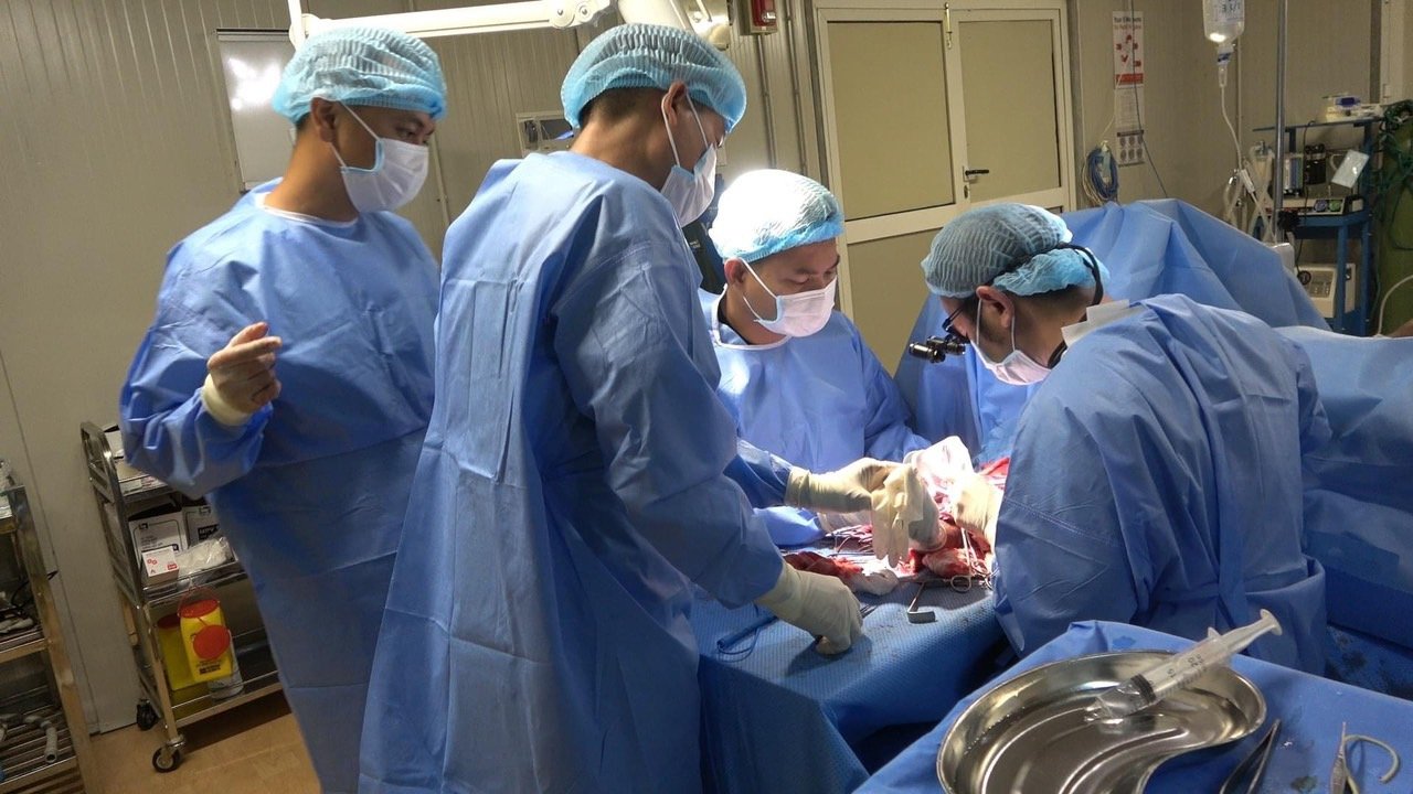 Thiếu tá, BS CK2 (người ngồi đầu tiên bên phía phải) trực tiếp thực hiện nối bó cơ cho bệnh nhân người Pakistan.
