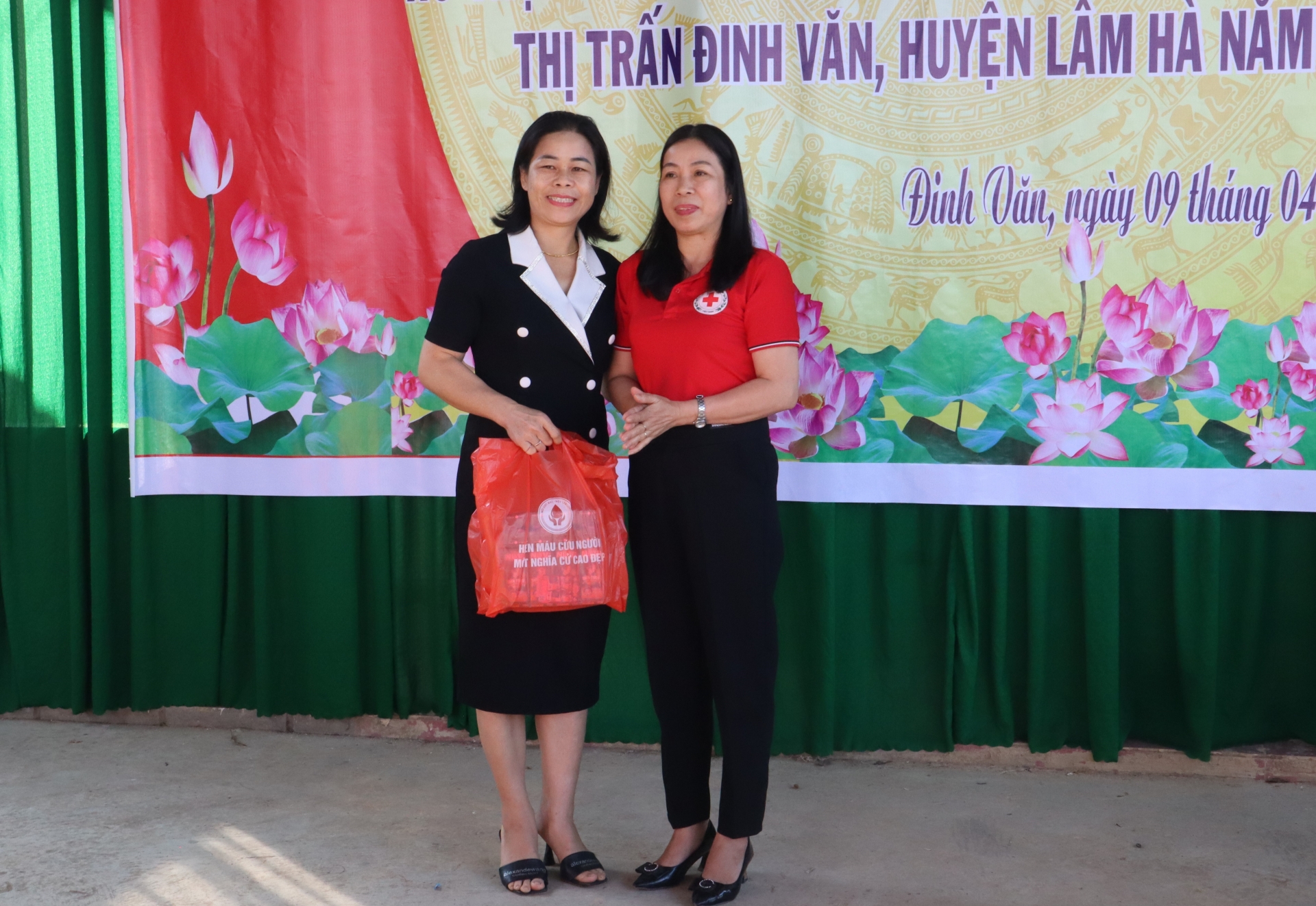 Hội Chữ thập đỏ tỉnh trao tặng sữa cho học sinh có hoàn cảnh khó khăn