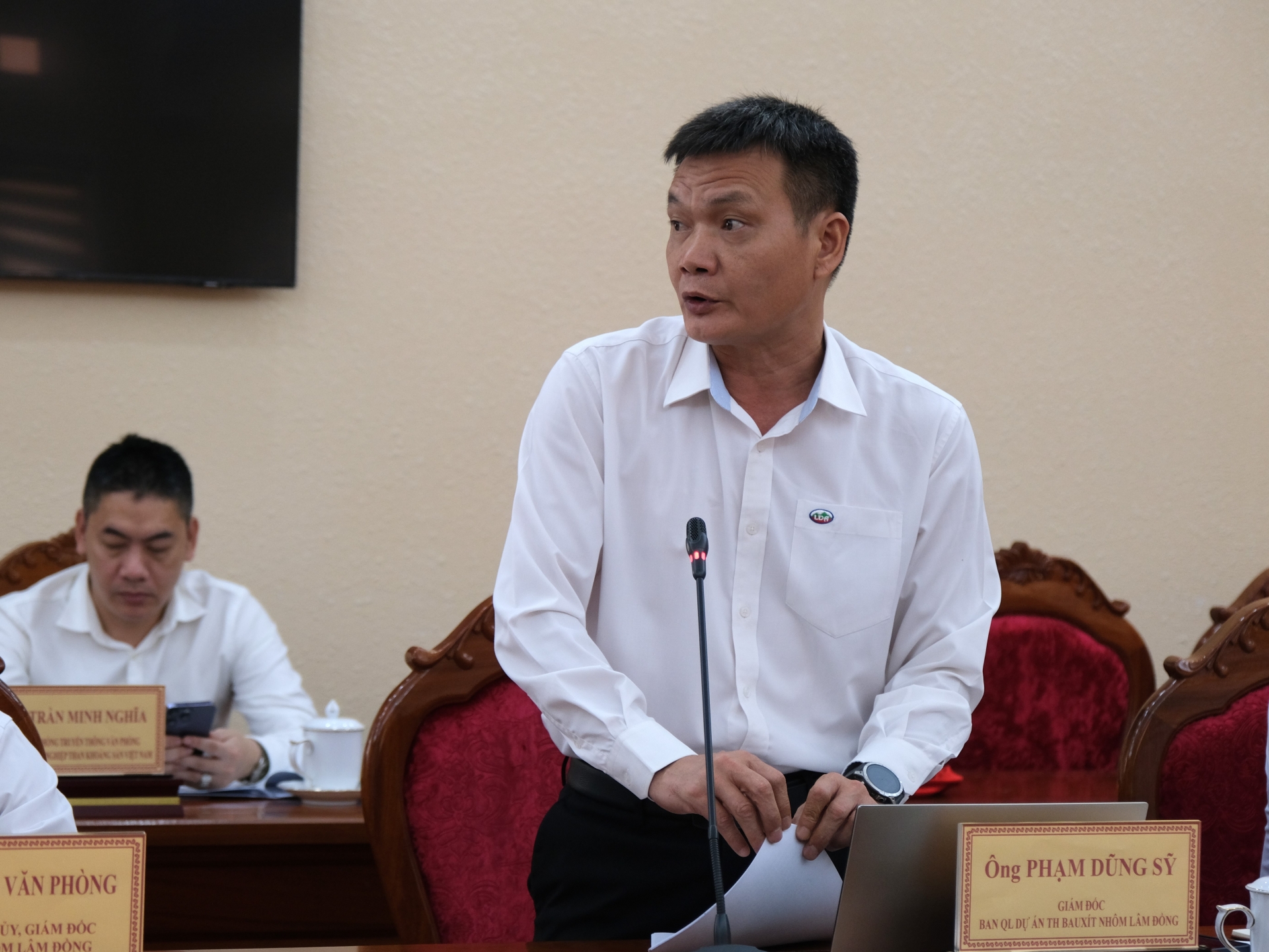 Đồng chí Phạm Dũng Sỹ - Giám đốc Ban Quản lý Dự án tổ hợp Bauxít Nhôm - Lâm Đồng trình bày những vướng mắc về công tác bồi thường, giải phóng mặt bằng