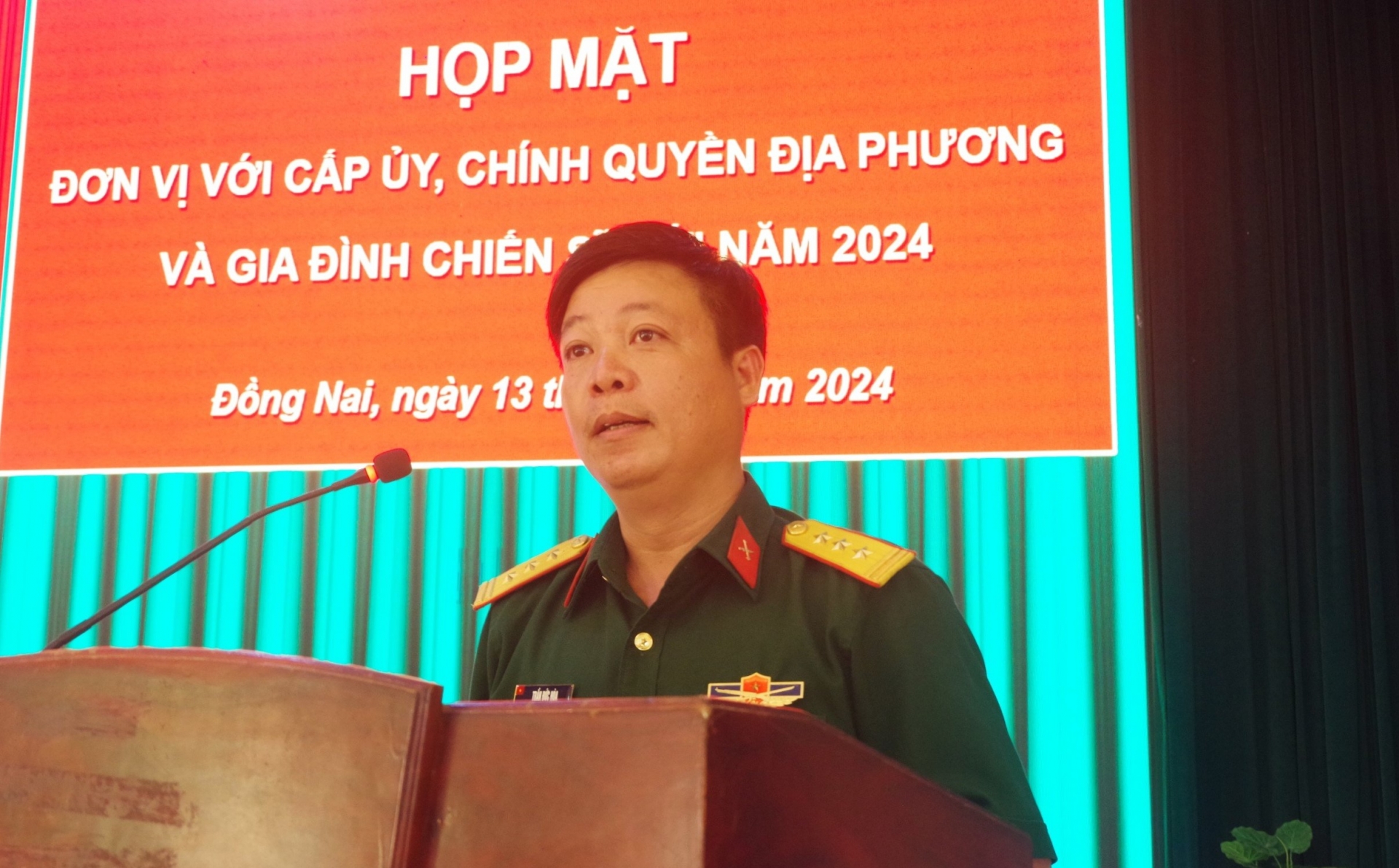 Thượng tá Trần Đức Hòa - Chính ủy Trung đoàn 88 phát biểu tại buổi thăm, gặp mặt chiến sĩ mới