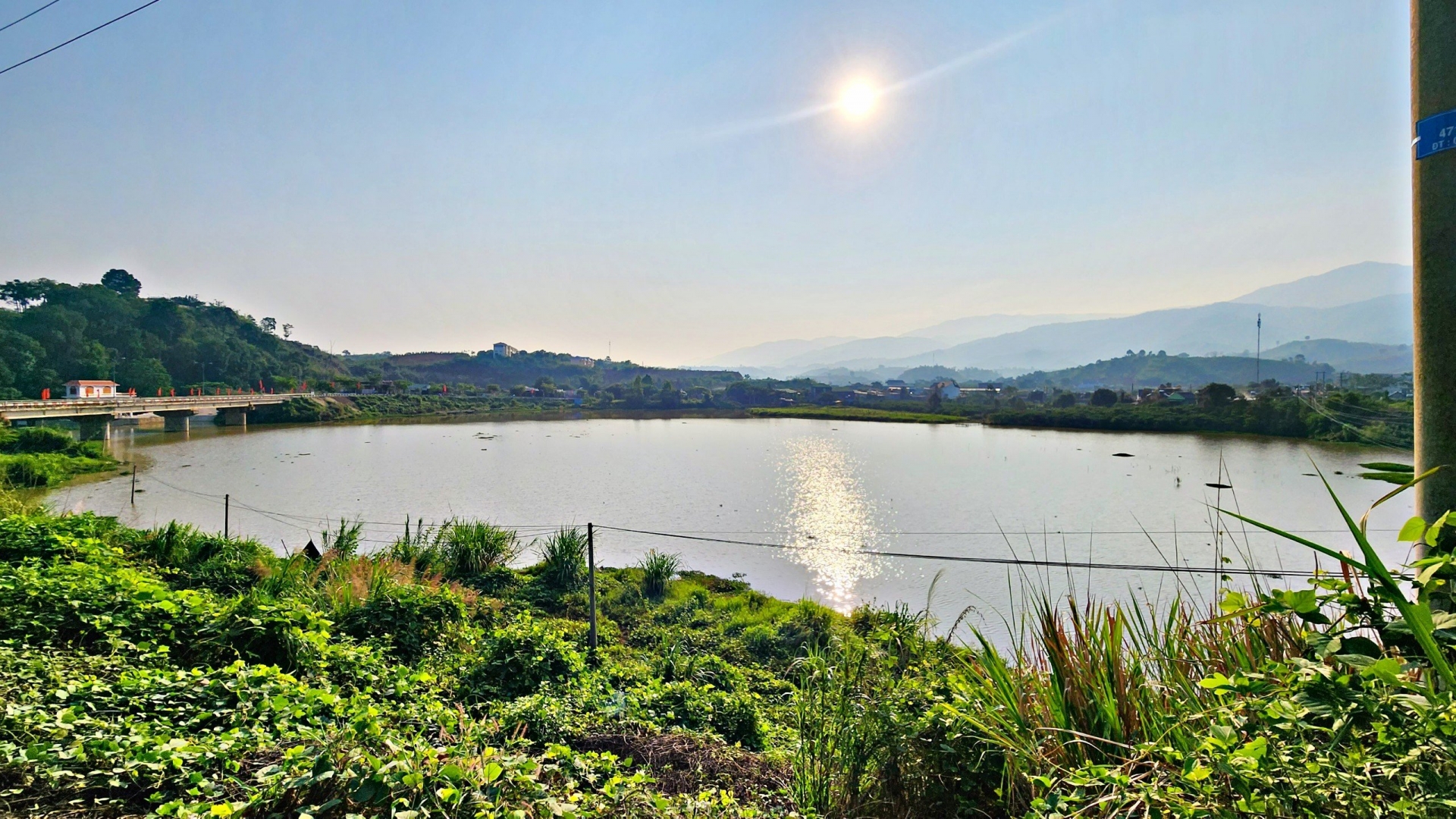 Công trình thủy lợi hồ Bằng Lăng đang khá dồi dào nguồn nước, phục vụ tốt cho nhu cầu tưới tiêu trên địa bàn. 