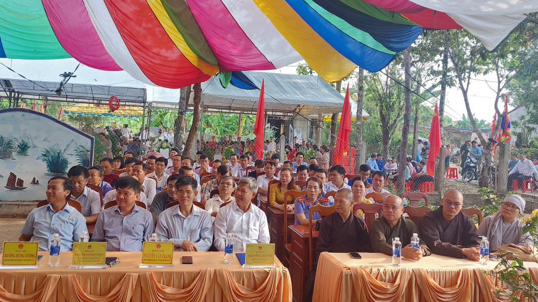 Đại diện lãnh đạo huyện Cát Tiên cùng đông đảo Nhân dân trên địa bàn huyện đã đến dâng hương Giỗ Tổ Hùng Vương