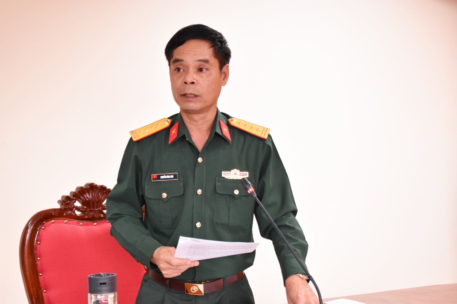 Đại tá Nguyễn Bình Sơn - Ủy viên Ban Thường vụ Tỉnh ủy, Chỉ huy trưởng Bộ CHQS tỉnh báo cáo kết quả lãnh đạo thực hiện nhiệm vụ Quý I, năm 2024