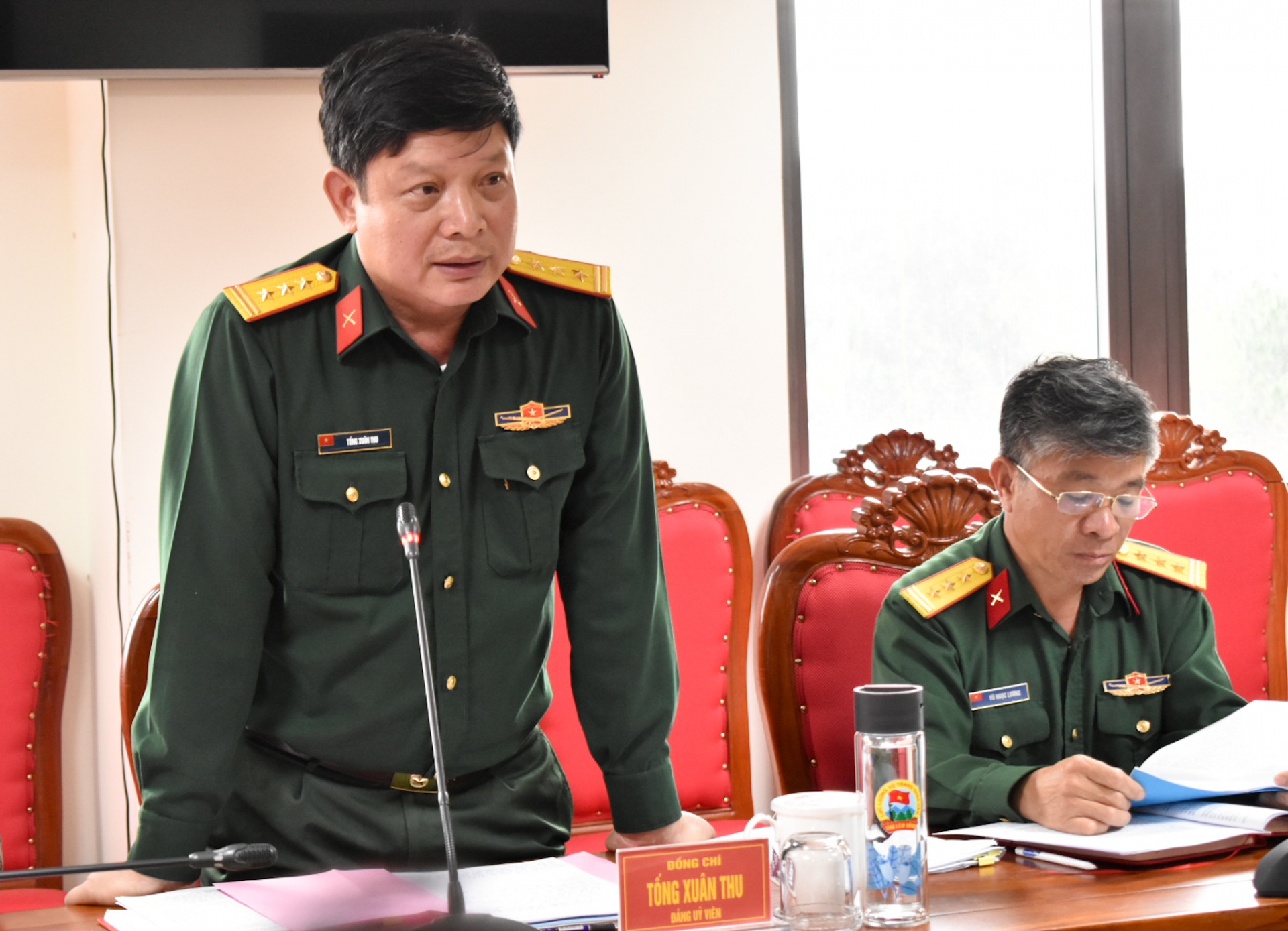 Thượng tá Tống Xuân Thu - Phó Chủ nhiệm Chính trị Bộ CHQS tỉnh đóng góp ý kiến tại hội nghị 