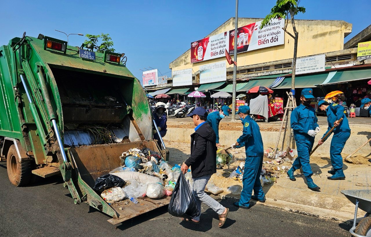 Các lực lượng triển khai xử lý các điểm tập kết rác thải tự phát đảm bảo mỹ quan đô thị trên địa bàn thị trấn Lộc Thắng