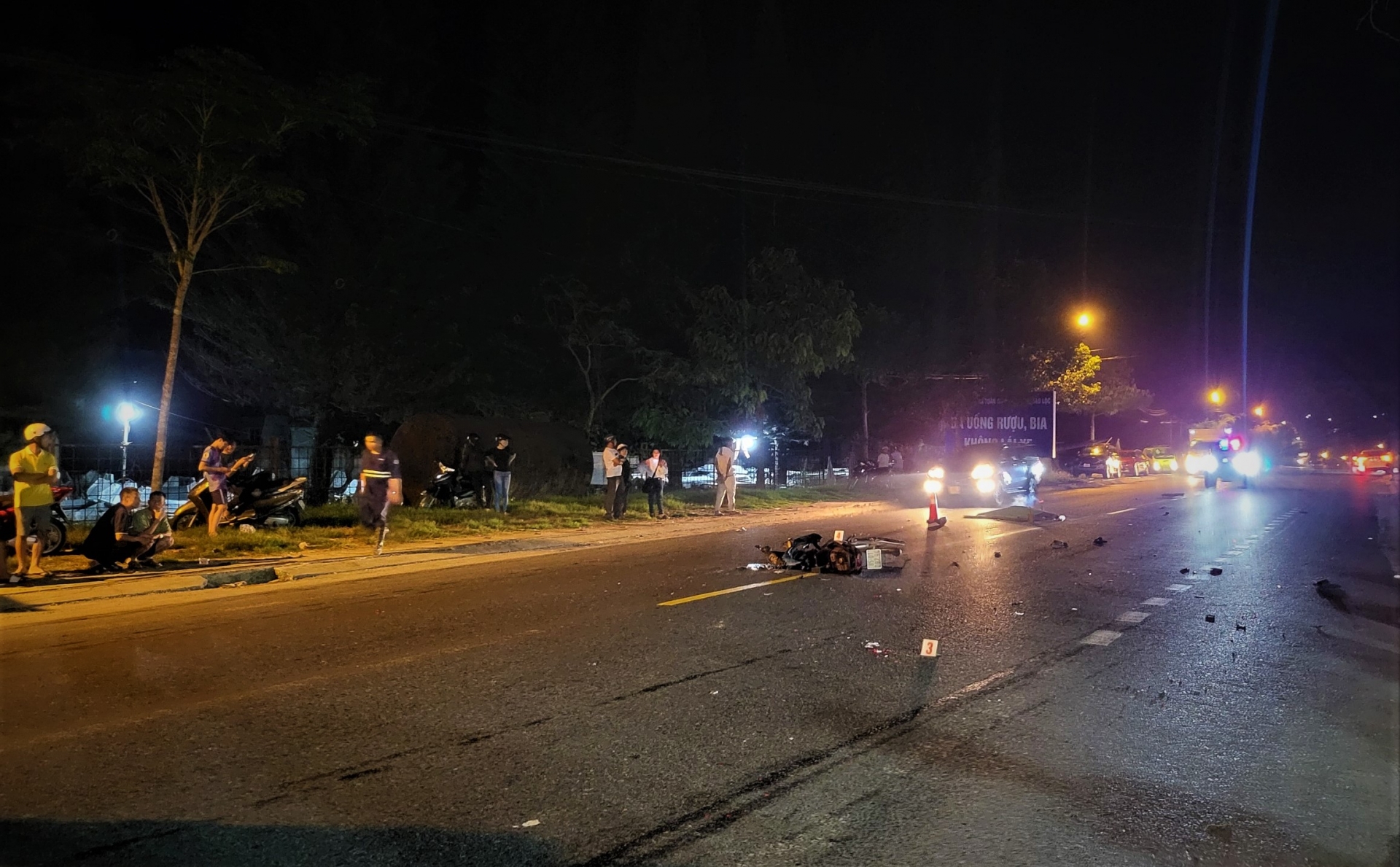 Bảo Lộc: Va chạm với xe con đang dừng, 2 người đi xe máy bị xe chở rác cán trúng thương vong
