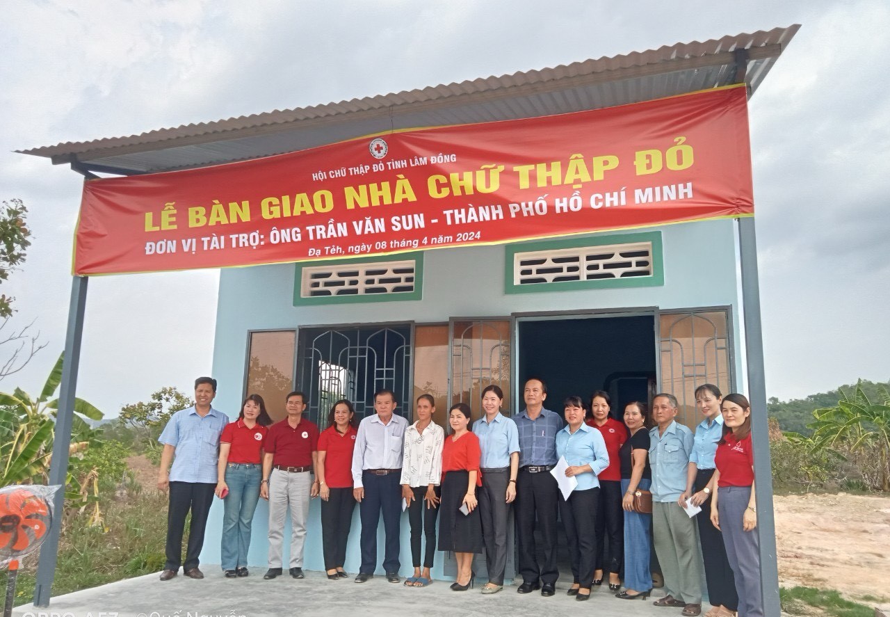 Đạ Tẻh: Trao nhà ở cho hộ gia đình có hoàn cảnh khó khăn