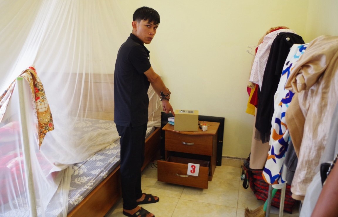 Nguyễn Văn Nam chỉ nơi đột nhập vào nhà nghỉ trộm cắp tiền, vàng các loại