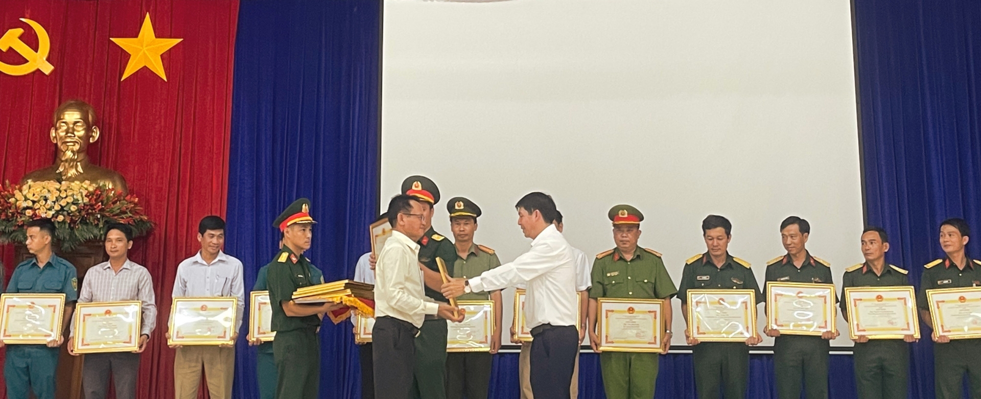 Chủ tịch UBND huyện Đạ Huoai Lê Bình Minh trao giấy khen cho các cá nhân, tập thể