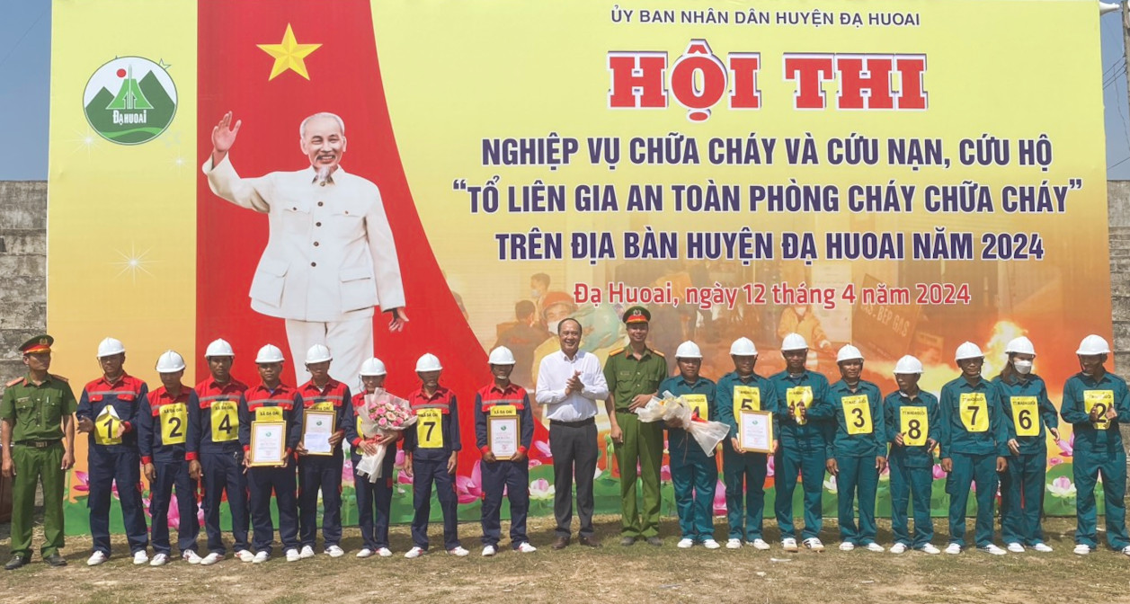 Ban Tổ chức trao giải cho các đội thi tham gia hội thi