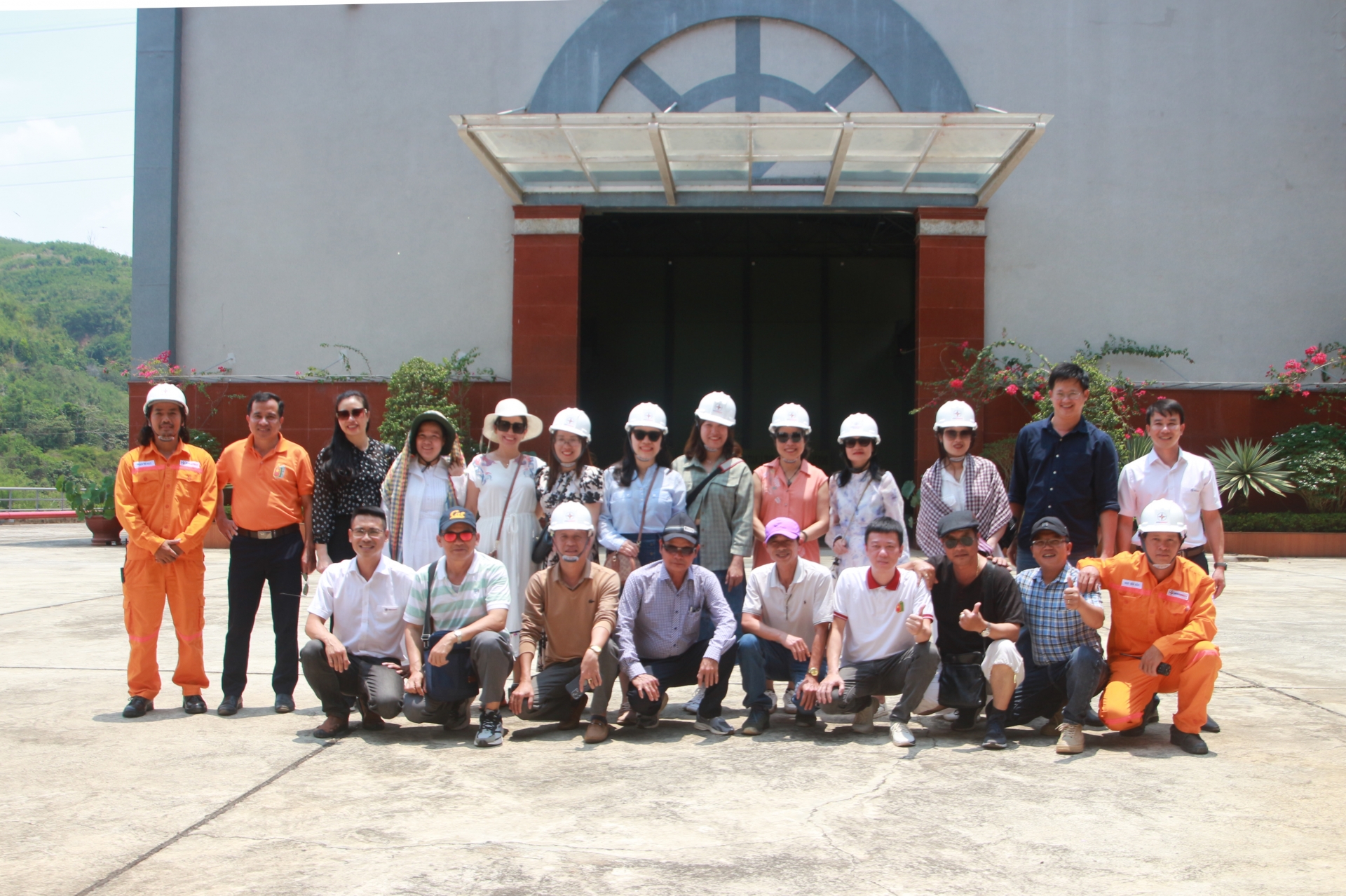Các phóng viên, nhà báo Chi hội Nhà báo Lâm Đồng cùng cán bộ, công nhân viên tại Nhà máy thủy điện Đồng Nai 3