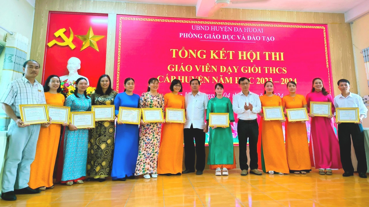 Đạ Huoai: Trao chứng nhận Giáo viên dạy giỏi cho 29 giáo viên bậc THCS