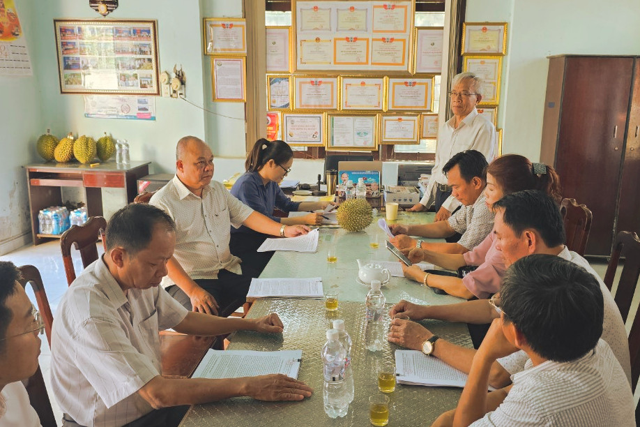 Đoàn công tác huyện Cư MGar được đại diện HTX Nông nghiệp Đạ Mri trao đổi kinh nghiệm