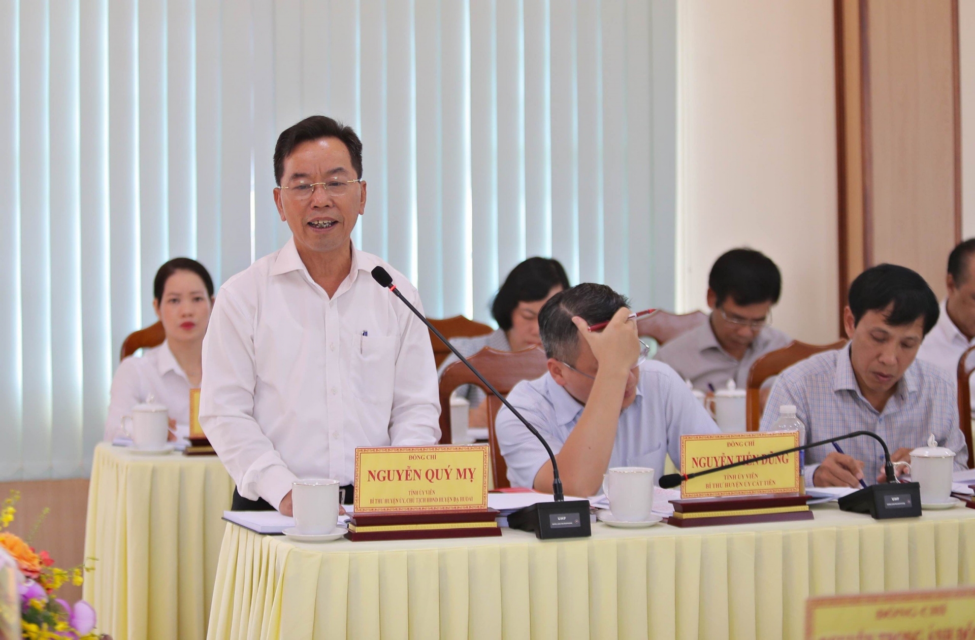 Đồng chí Nguyễn Qúy Mỵ báo cáo tóm tắt tình hình phát triển kinh tế xã hội, công tác xây dựng Đảng quy 1/2024. 