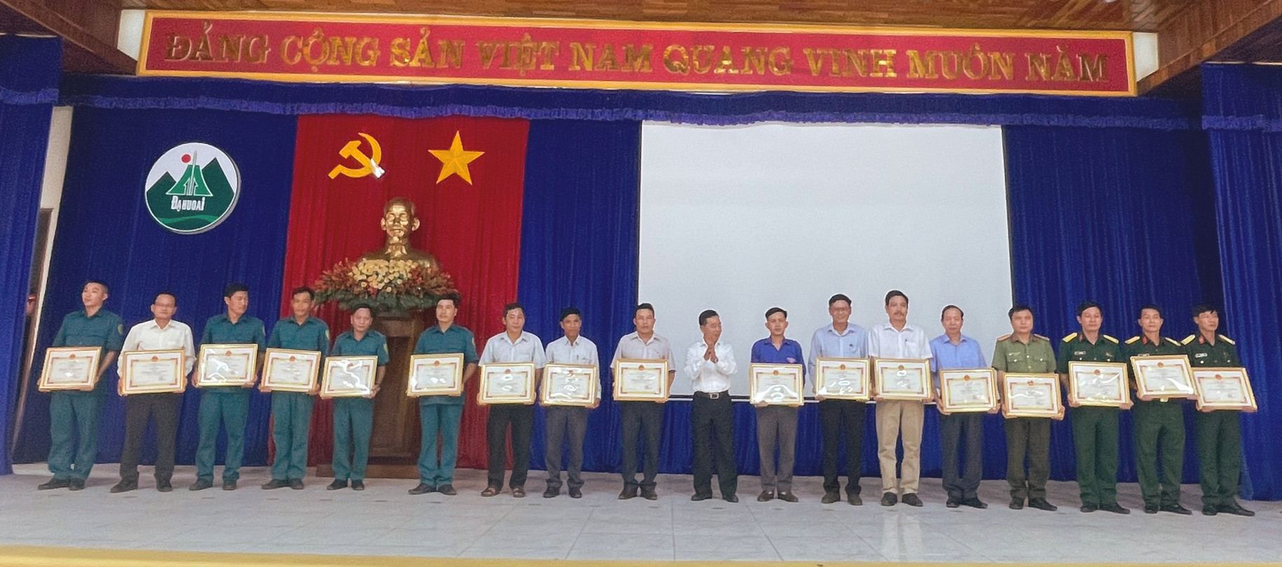 Đồng chí Nguyễn Quý Mỵ - Bí thư Huyện ủy, Chủ tịch HĐND huyện Đạ Huoai trao giấy khen cho các cá nhân, tập thể 