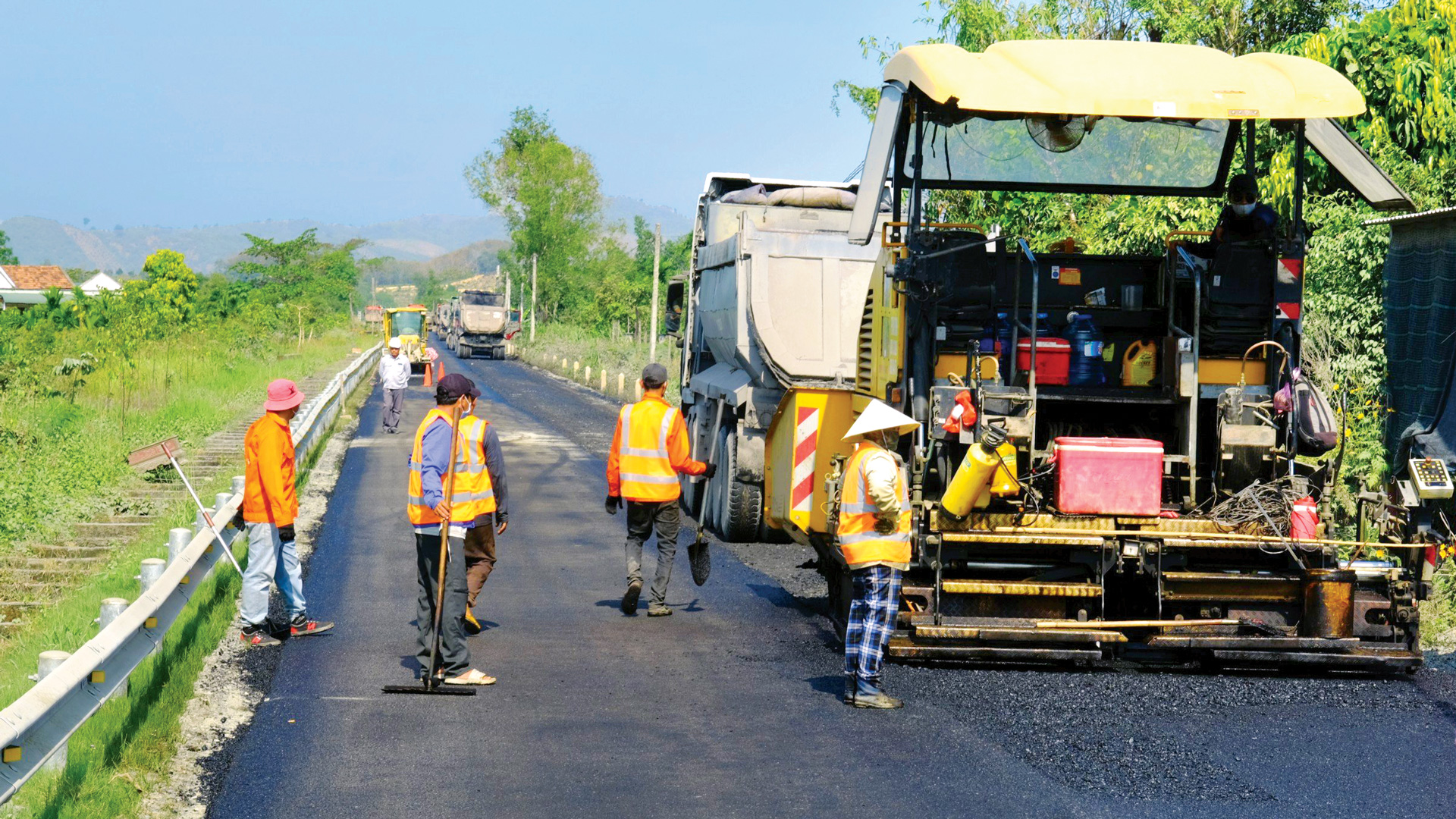 Việc sáp nhập 3 huyện thành huyện Đạ Huoai mới cũng tạo điều kiện tốt hơn trong việc quy hoạch phát triển kết cấu hạ tầng giao thông, liên kết nội vùng và liên vùng. Trong ảnh: Thi công một con đường tại huyện Đạ Tẻh