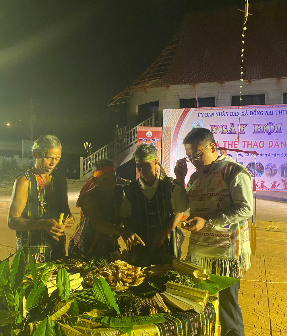 Đồng chí Nguyễn Tiến Dũng – Bí thư Huyện ủy Cát Tiên tham dự ẩm thực cùng bà con