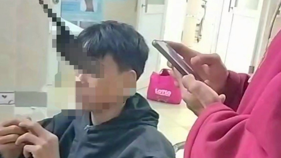 Di Linh: Thiếu niên 15 tuổi bị dao bầu cắm vào hốc mắt khi ''biểu diễn'' múa dao