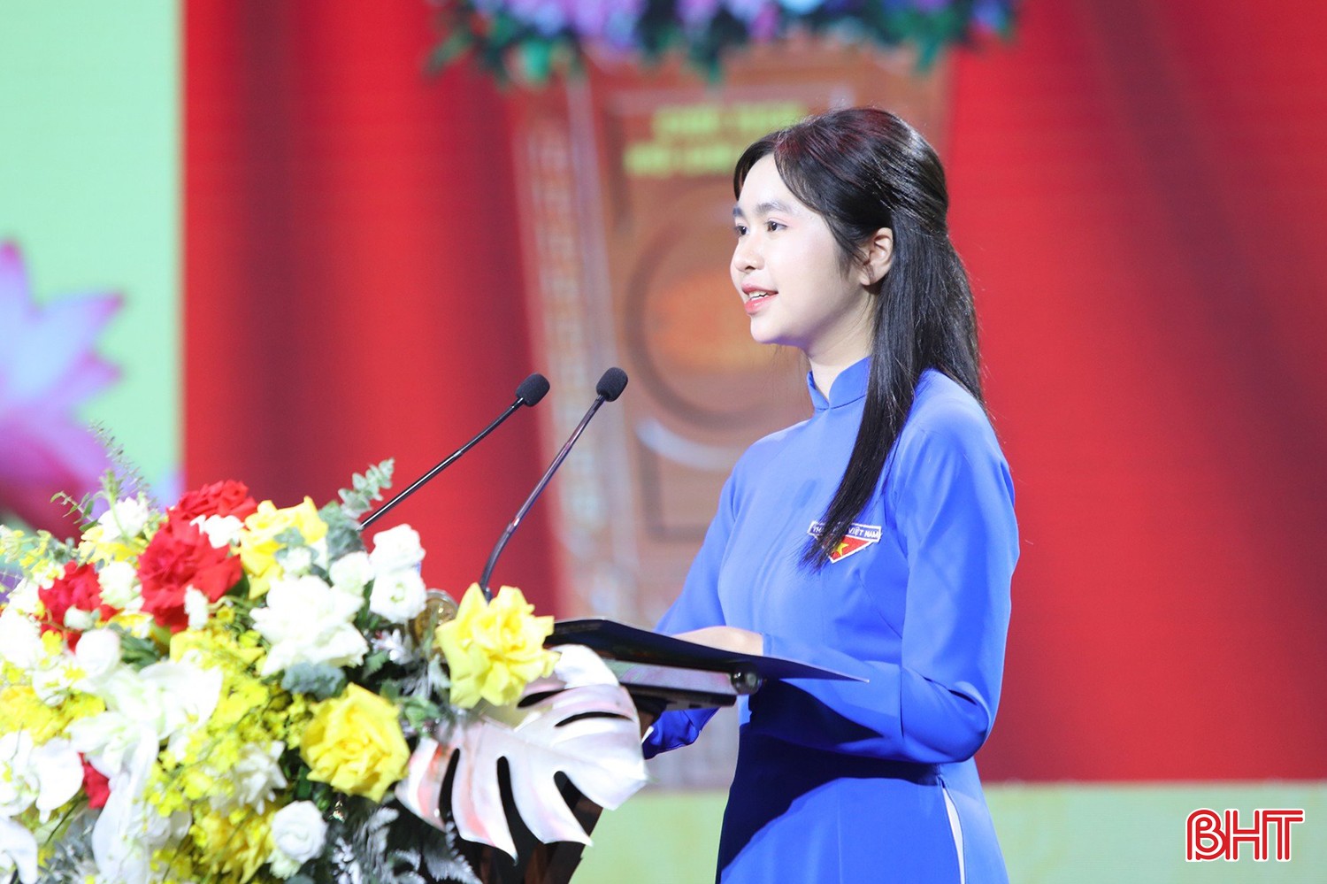 Em Hồ Phương Linh - Chi đoàn lớp 10 Anh1, Trường THPT Chuyên Hà Tĩnh đại diện thế hệ trẻ tỉnh nhà phát biểu tại buổi lễ
