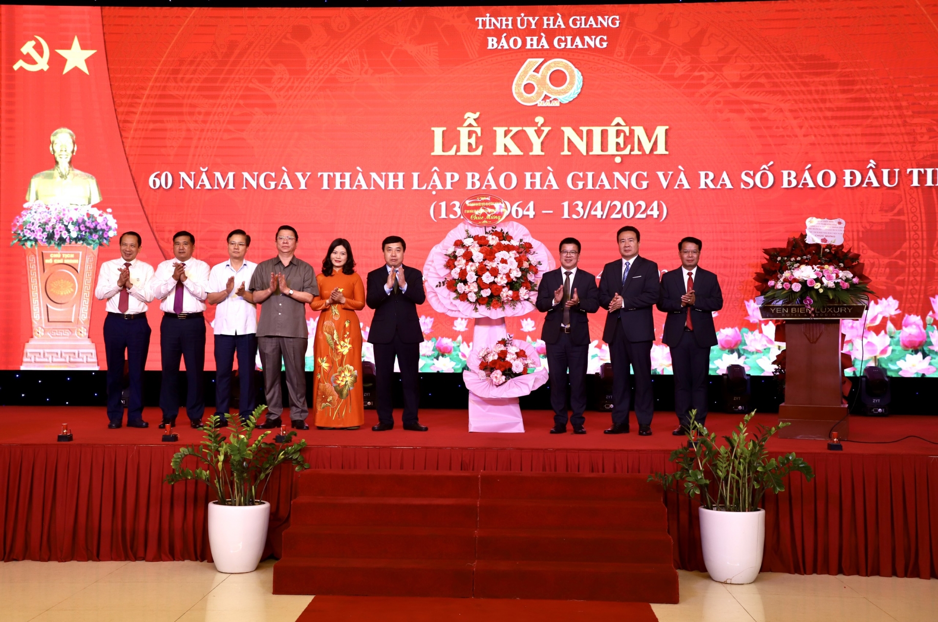 Quyền Bí thư Tỉnh ủy Nguyễn Mạnh Dũng và các đồng chí lãnh đạo tỉnh tặng lẵng hoa chúc mừng Báo Hà Giang