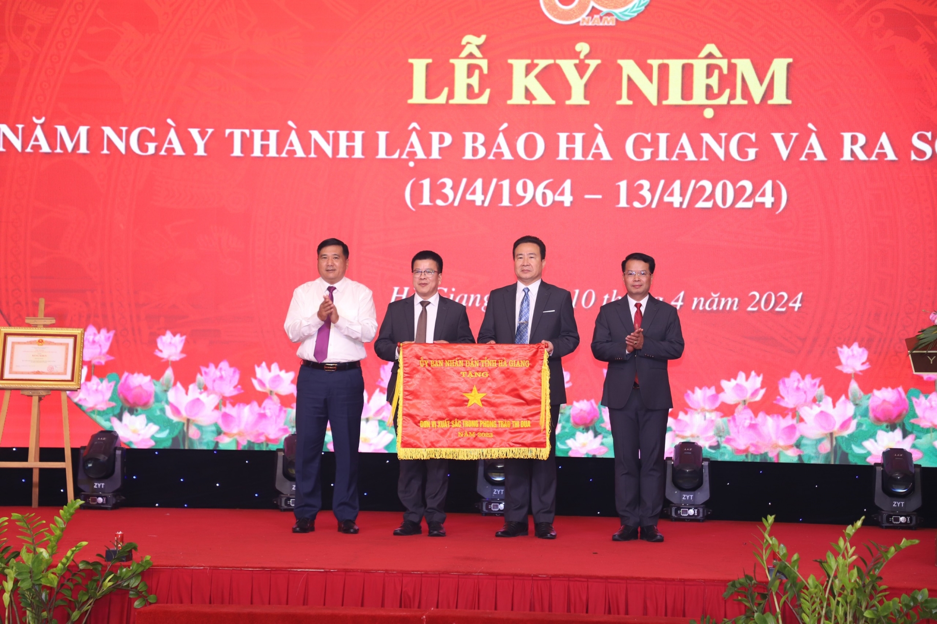 Đồng chí Hầu Minh Lợi, Phó Chủ tịch HĐND tỉnh trao Cờ thi đua của Chủ tịch UBND tỉnh cho Báo Hà Giang
