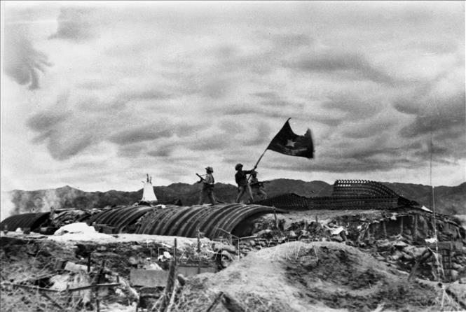 Ngày 7/5/1954, Chiến dịch lịch sử Điện Biên Phủ kết thúc thắng lợi, toàn bộ tập đoàn cứ điểm của địch ở Điện Biên Phủ đã bị quân ta tiêu diệt, lá cờ Quyết chiến quyết thắng đang phấp phới bay trên nóc hầm Tướng De Castries. Ảnh: Tư liệu