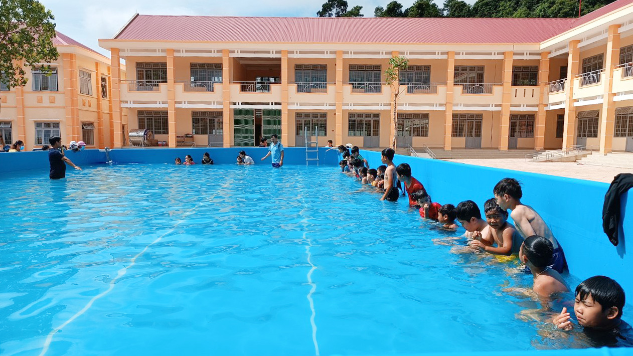 Hiện huyện Di Linh đang tiến hành đầu tư xây dựng, lắp đặt bể bơi, hồ bơi tại các xã, thị trấn, trường học để triển khai việc dạy bơi cho trẻ em
