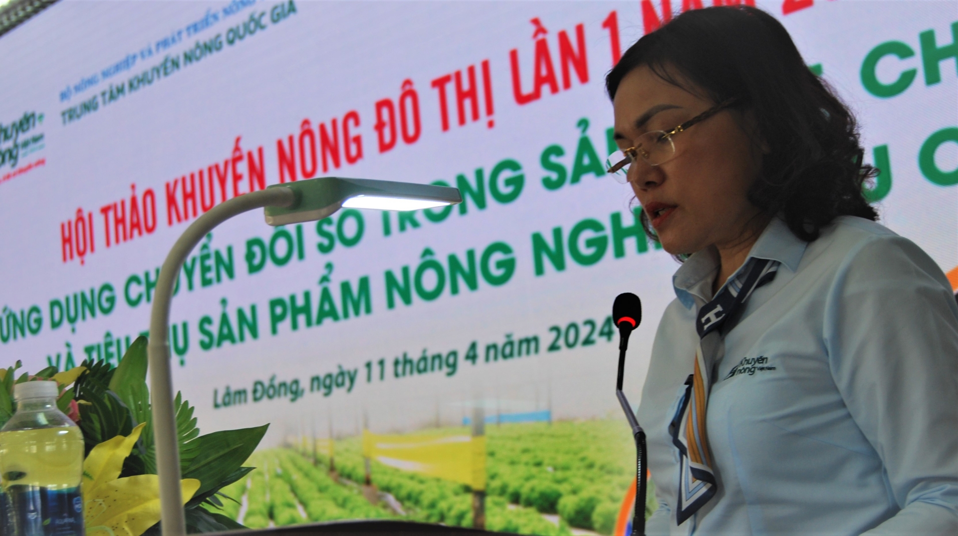 Bà Vũ Thị Hương, Giám đốc Trung tâm Khuyến nông Hà Nội, Chủ nhiệm Câu Lạc bộ Khuyến nông đô thị phát biểu khai mạc Hội thảo