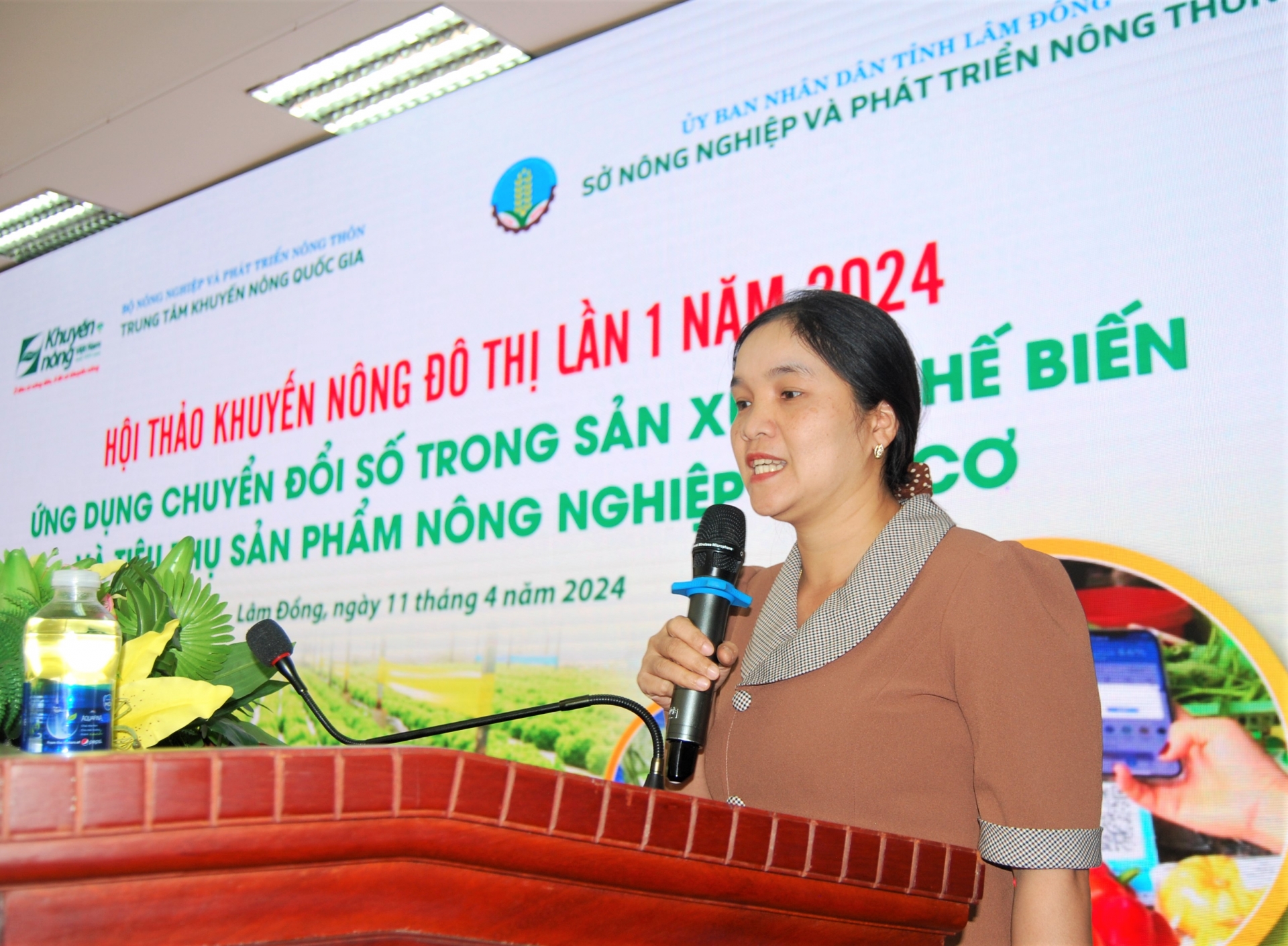 Đại diện Công ty Cổ phần chăn nuôi C.P Việt Nam- Chi nhánh 2 tại Lâm Đồng chia sẻ về chuyển đổi số trong sản xuất rau hữu cơ tại xã Hiệp An, huyện Đức Trọng