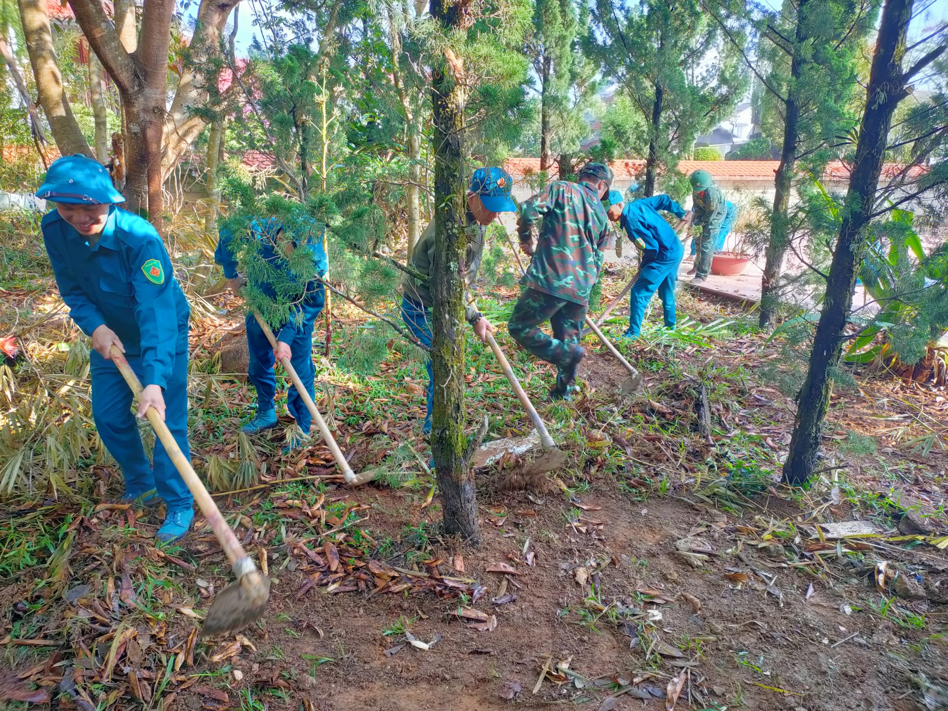 Lực lượng dân quân thực hiện việc phát quang bụi cây, dọn dẹp vệ sinh quanh khu vực Đền Hùng