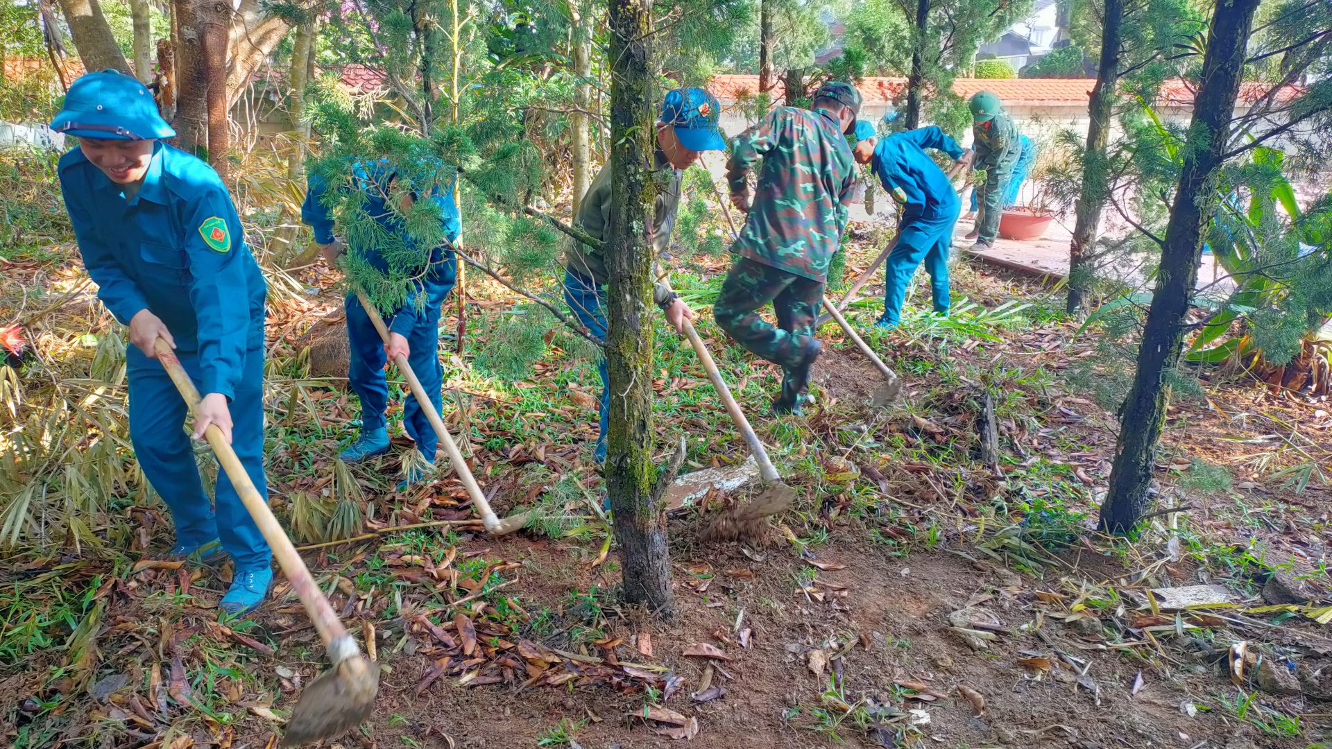 Lực lượng vũ trang Đà Lạt dọn dẹp vệ sinh tại khu vực Đền Hùng