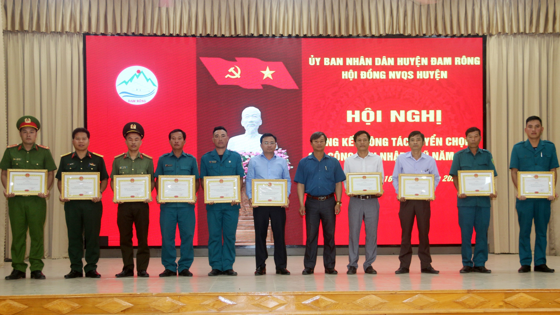 Ông Trương Hữu Đồng – Chủ tịch UBND huyện, Chủ tịch Hội đồng Nghĩa vụ quân sự huyện trao giấy khen cho tập thể xuất sắc