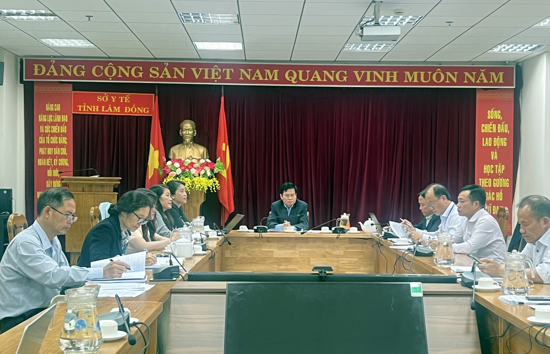 Ông Nguyễn Đức Thuận –Giám đốc Sở Y tế tỉnh Lâm Đồng chủ trì hội nghị tại đầu cầu Sở Y tế tỉnh