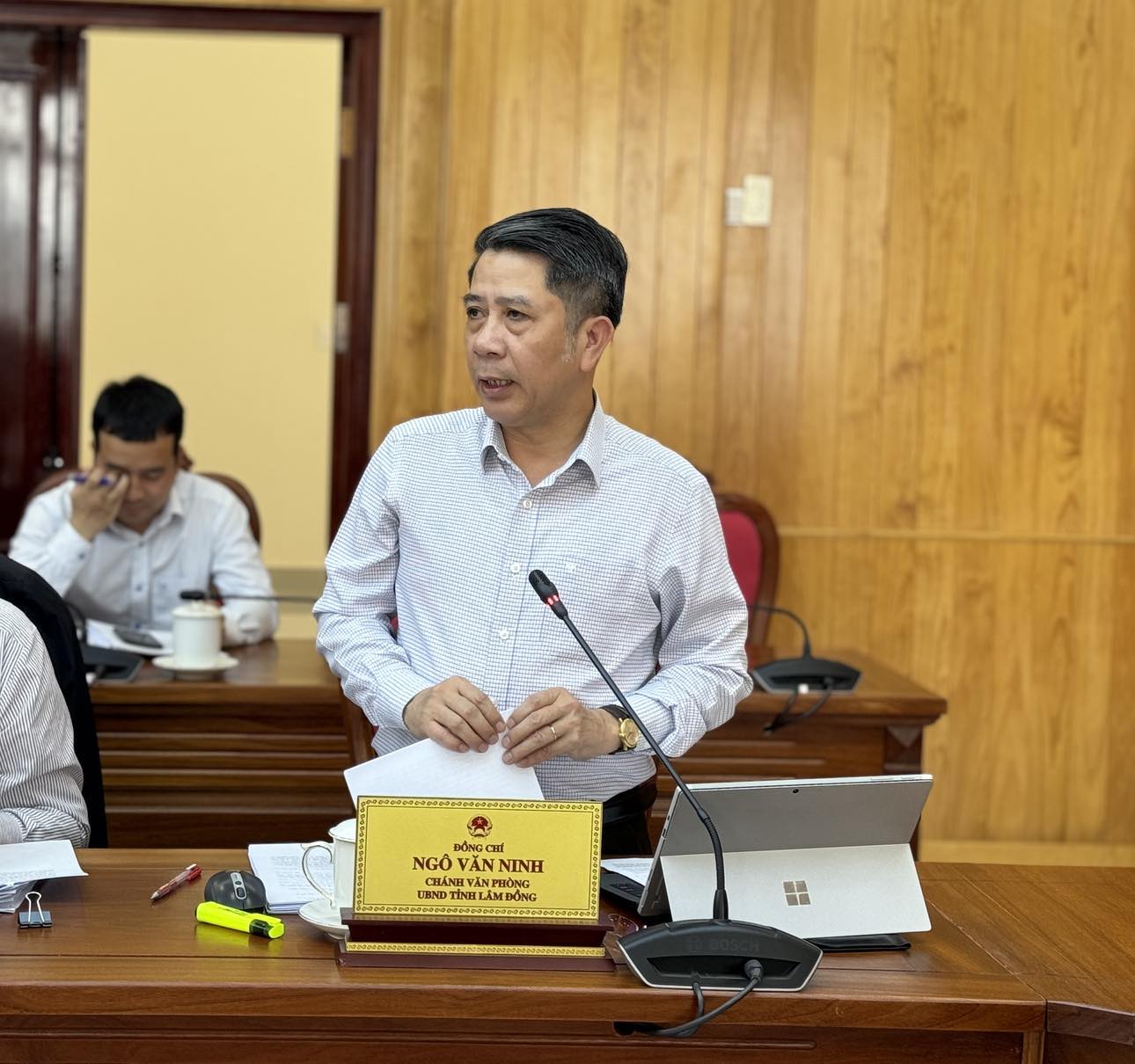 Người phát ngôn của UBND tỉnh Lâm Đồng- Ngô Văn Ninh thông tin tại hội nghị