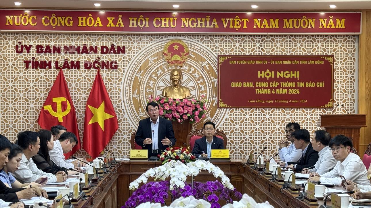 Phó Chủ tịch UBND tỉnh Lâm Đồng Phạm S phát biểu tại hội nghị