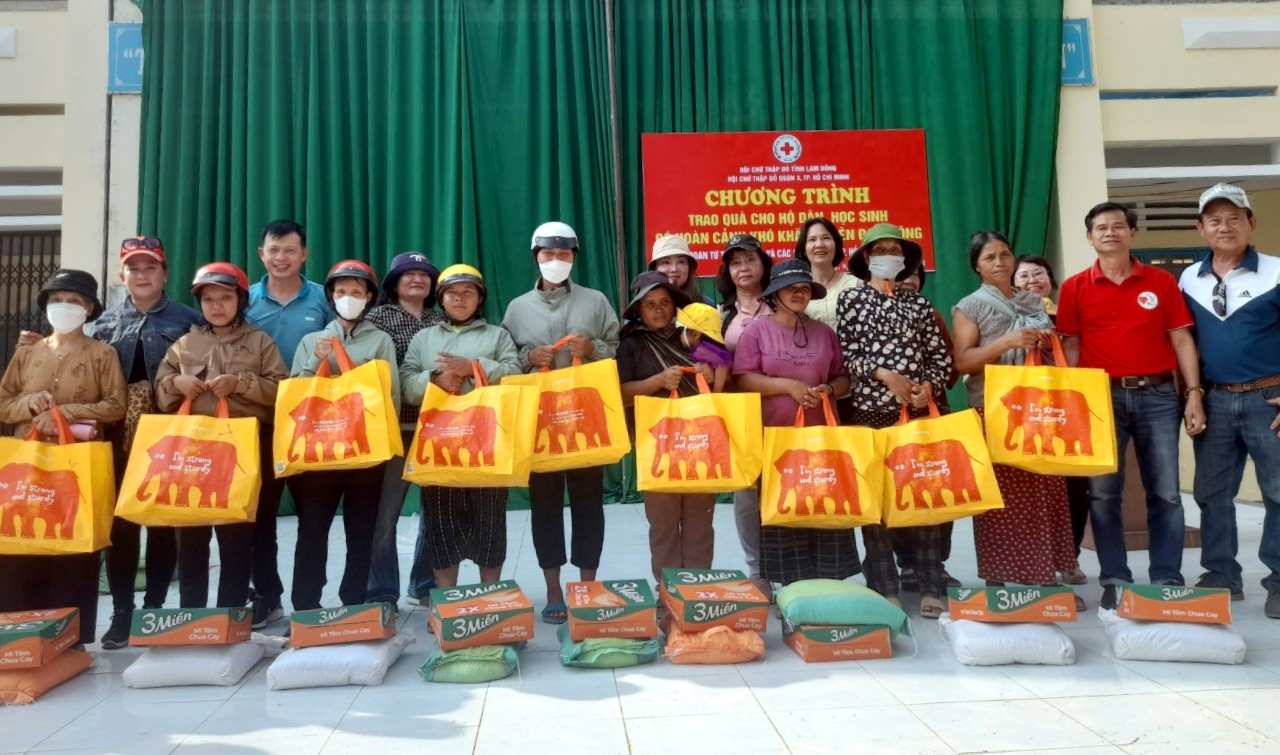 Đam Rông: Trao tặng 400 phần quà cho người nghèo và học sinh có hoàn cảnh khó khăn