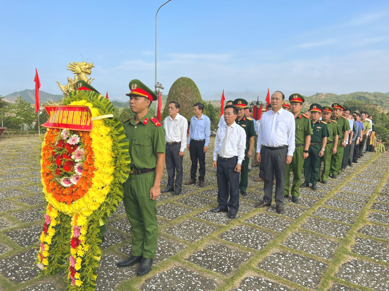 Lãnh đạo huyện Đạ Huoai thành kính dâng hoa tưởng niệm các anh hùng liệt sĩ