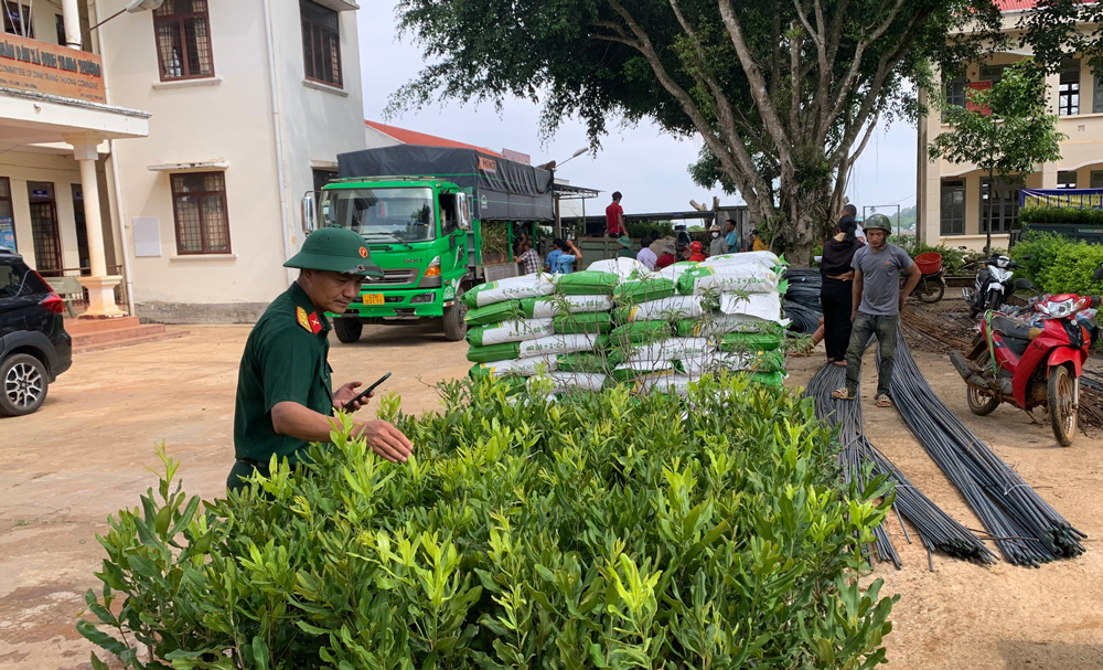 Đoàn Kinh tế Quốc phòng Lâm Đồng hỗ trợ cây mắc ca giống và phân bón cho các hộ dân xã Đinh Trang Thượng