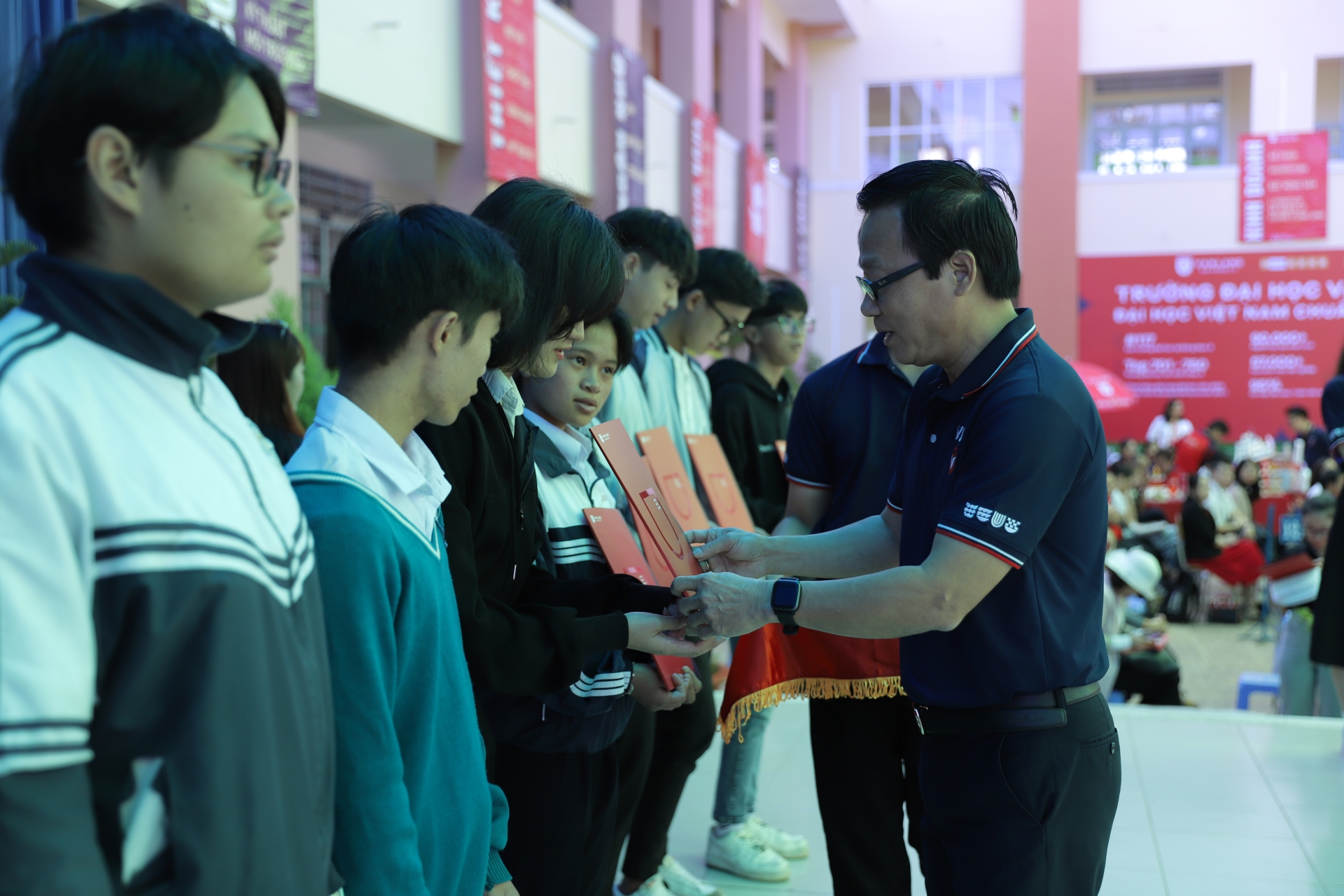 Phó Hiệu trưởng Trường Đại học Văn Lang trao học bổng cho học sinh